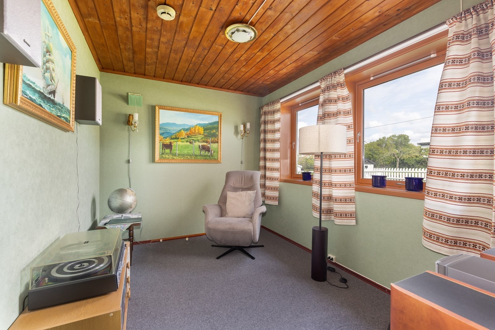 De to soverommene i underetasjen er også romslige, og det ene rommet benyttes i dag som en ekstra stue. Galleribilde