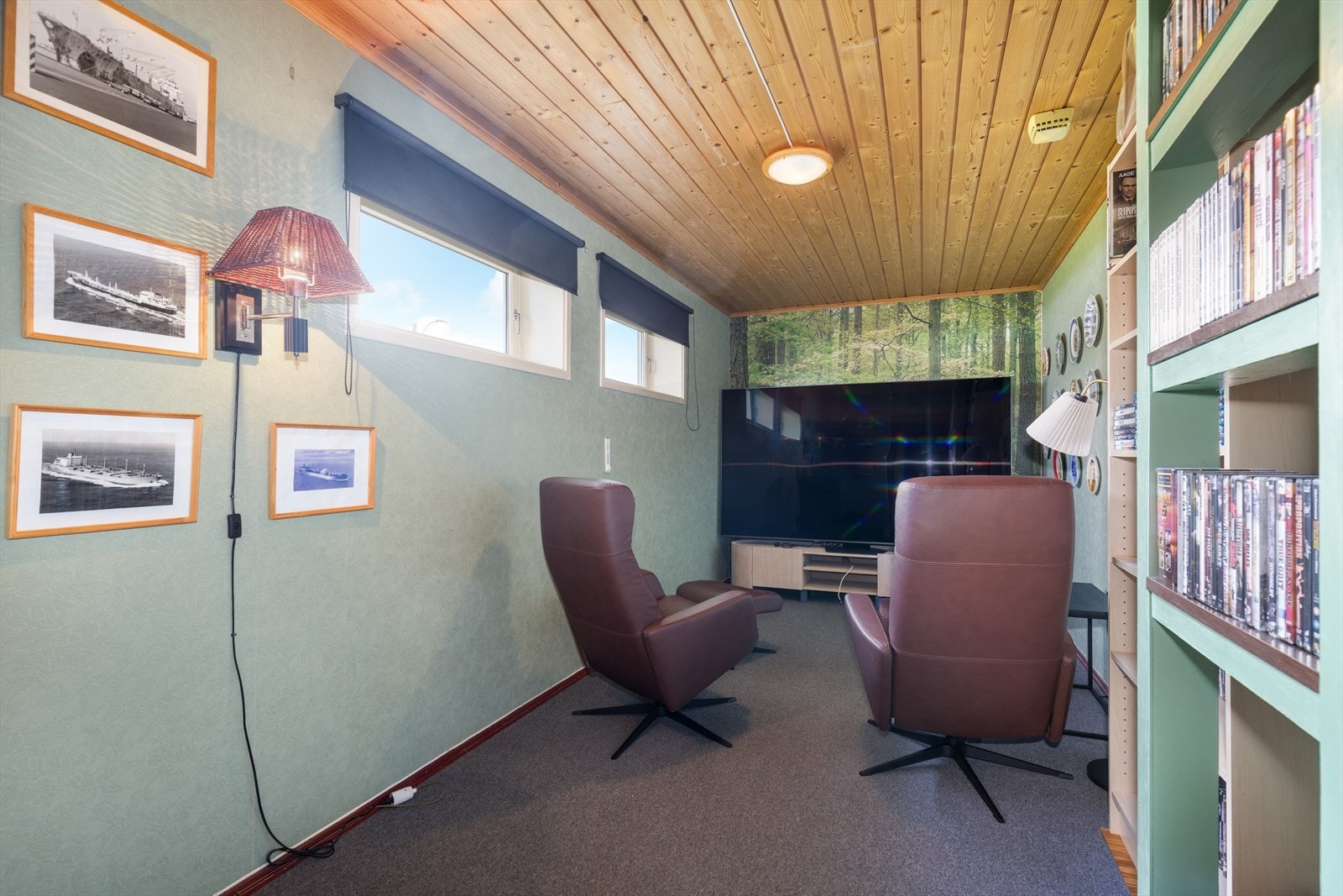 Soverommene i underetasjen er innredet og omgjort til uten at dette er søkt om og uten at nødvendig godkjennelse er gitt av kommunen. Galleribilde