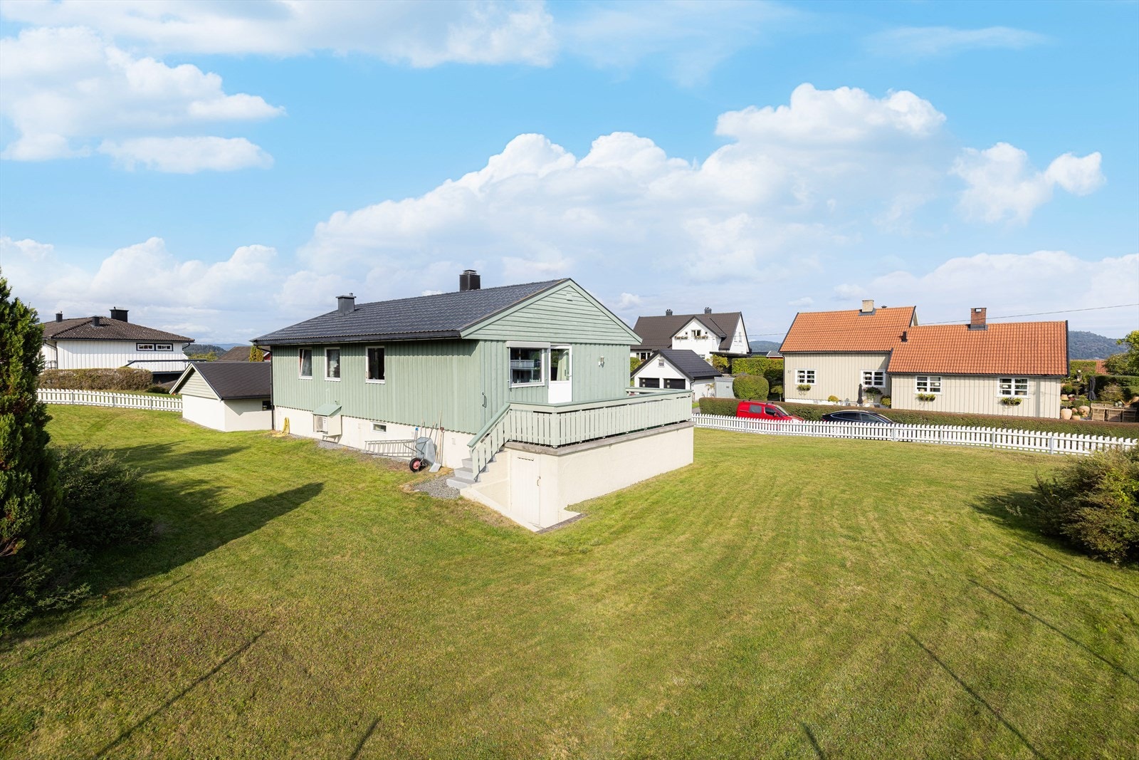 Boligen er oppført på flott tomt med gode solforhold, stor hage og sydvendt terrasse. Frittstående dobbelgarasje fra 2001/02. Galleribilde