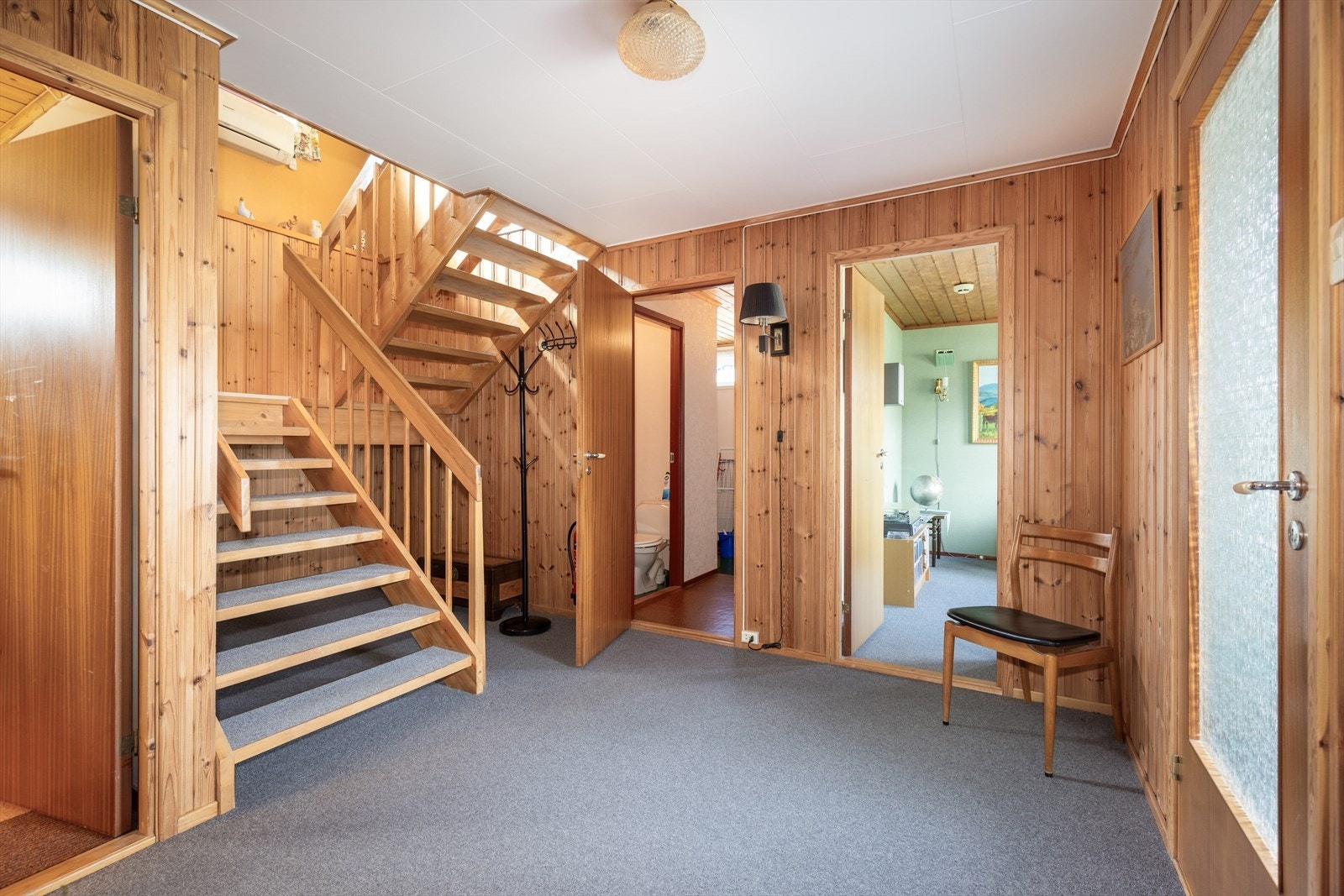 Boligen fremstår som godt holdt over tid, men er av eldre standard og har stedvis behov for oppgraderinger og modernisering. Galleribilde