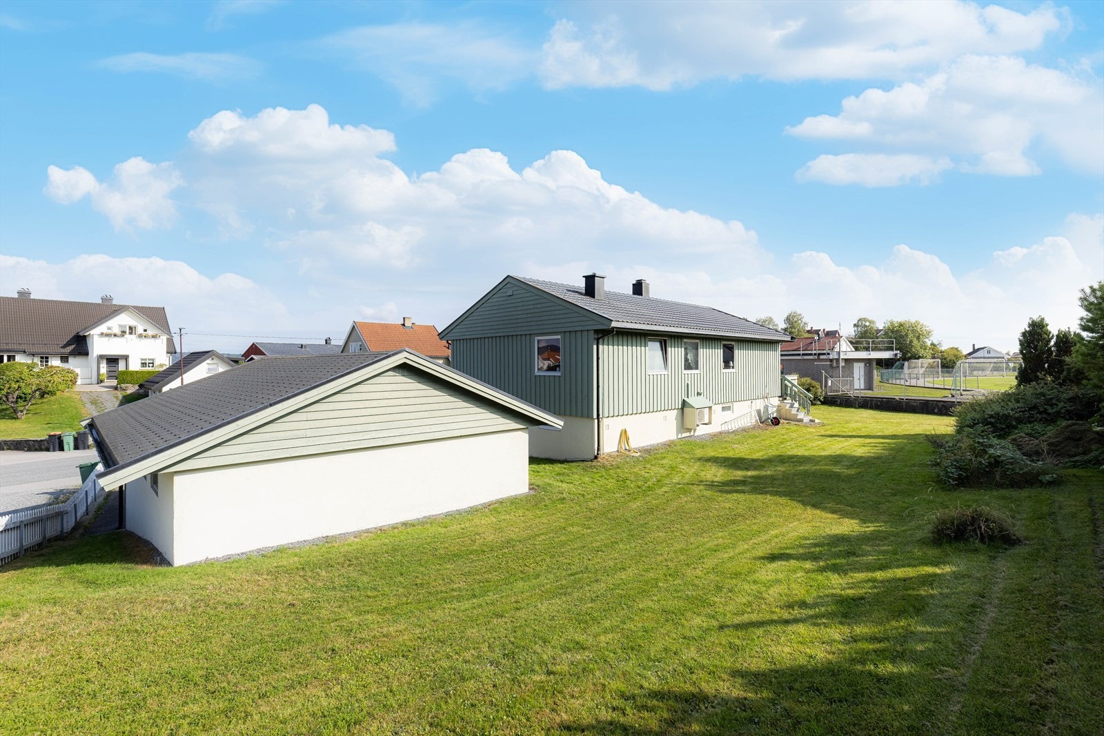 Det er kort vei til Heistad og Stathelle med flere dagligvareforretninger og ytterligere servicetilbud. Gode bussforbindelser i nærheten. Galleribilde
