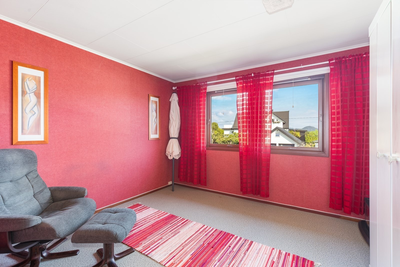 De tre soverommene i hovedetasjen er romslige og har fin plass til soveromsmøblement, samt garderobeskap med foldedører. Galleribilde