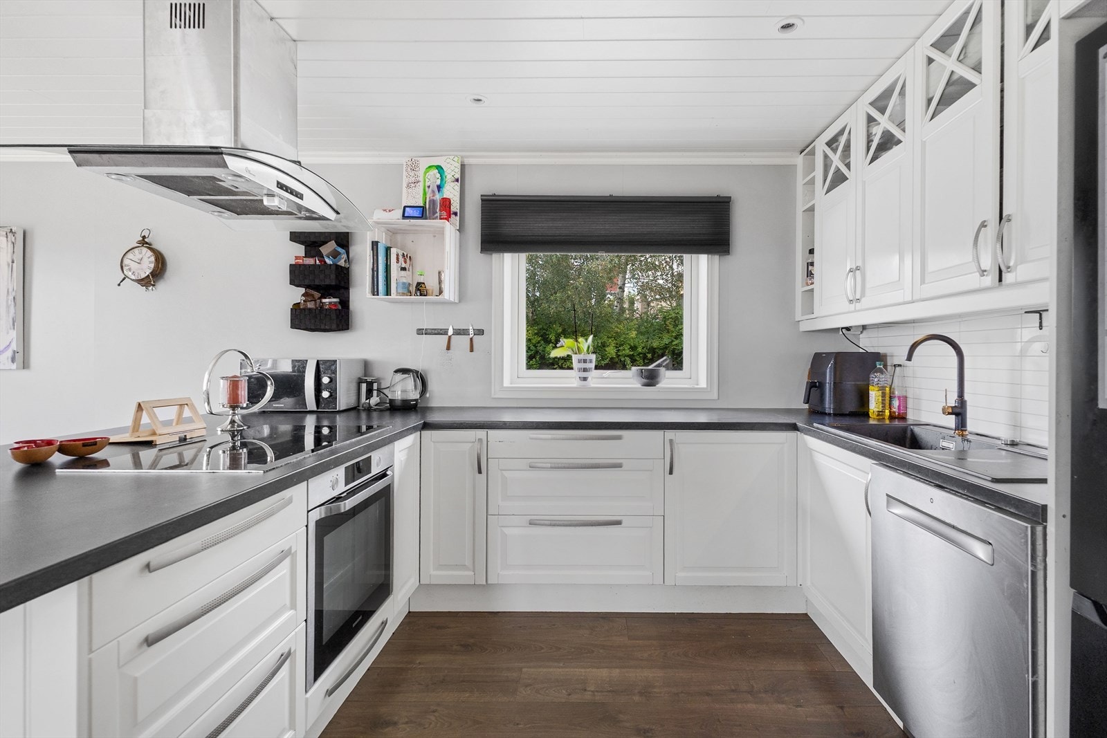 Kjøkkenet er utstyrt med komfyr, induksjonstopp, oppvaskmaskin, avtrekksvifte og kjøl/fryseskap. Galleribilde