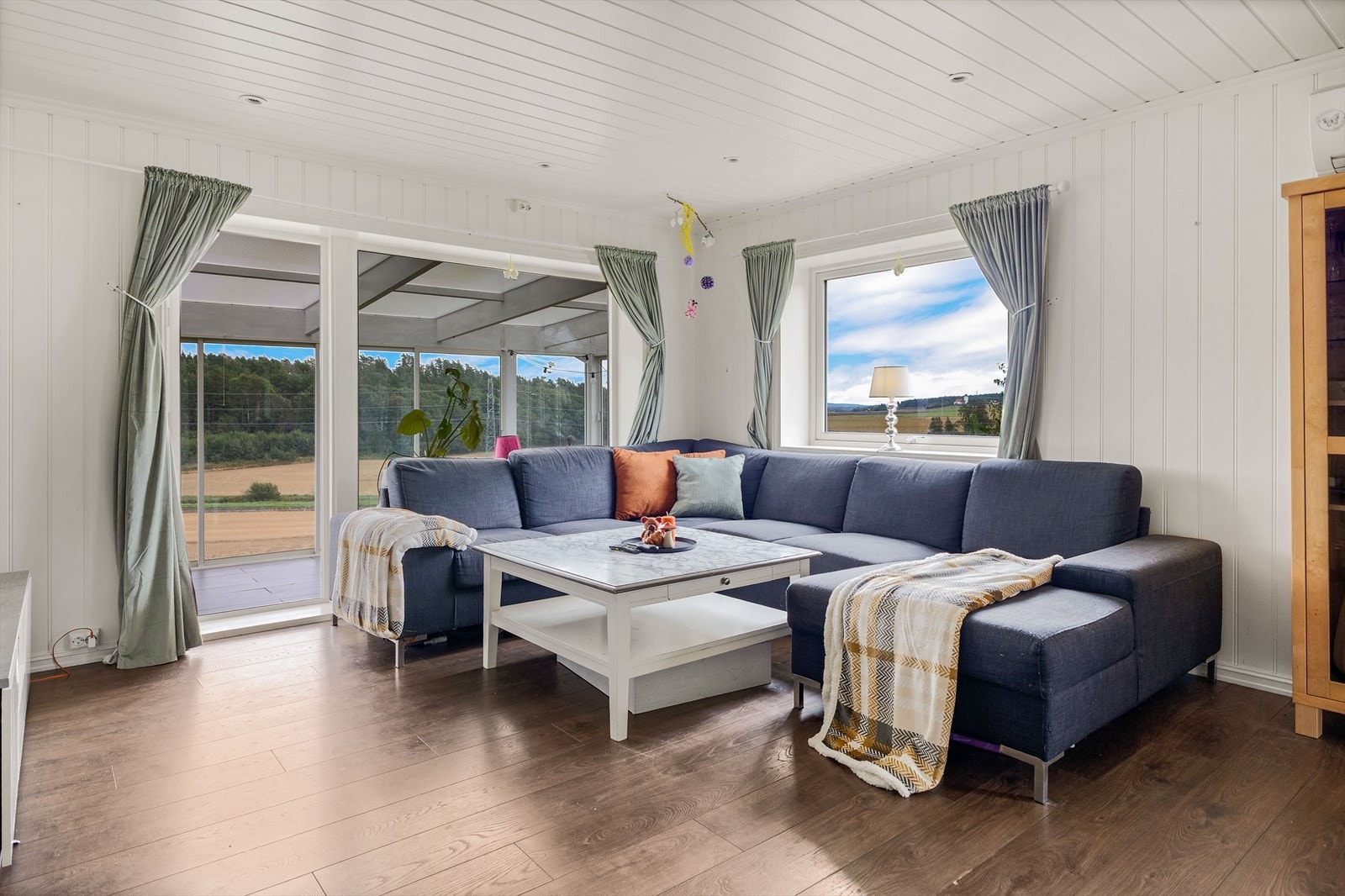 Enebolig over to plan beliggende i et fredelig og barnevennlig boligområde. Galleribilde