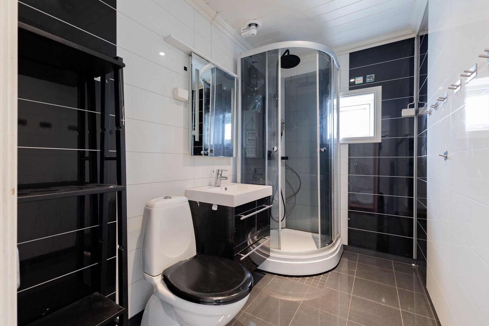 Badet er pusset opp i 2015 i følge tidligere salgsoppgave. Taket på badet er i panel, veggene består av våtromplater og fliser på gulvet. Badet er innredet med wc på sokkel, servantinnredning og dusjkabinett. Galleribilde