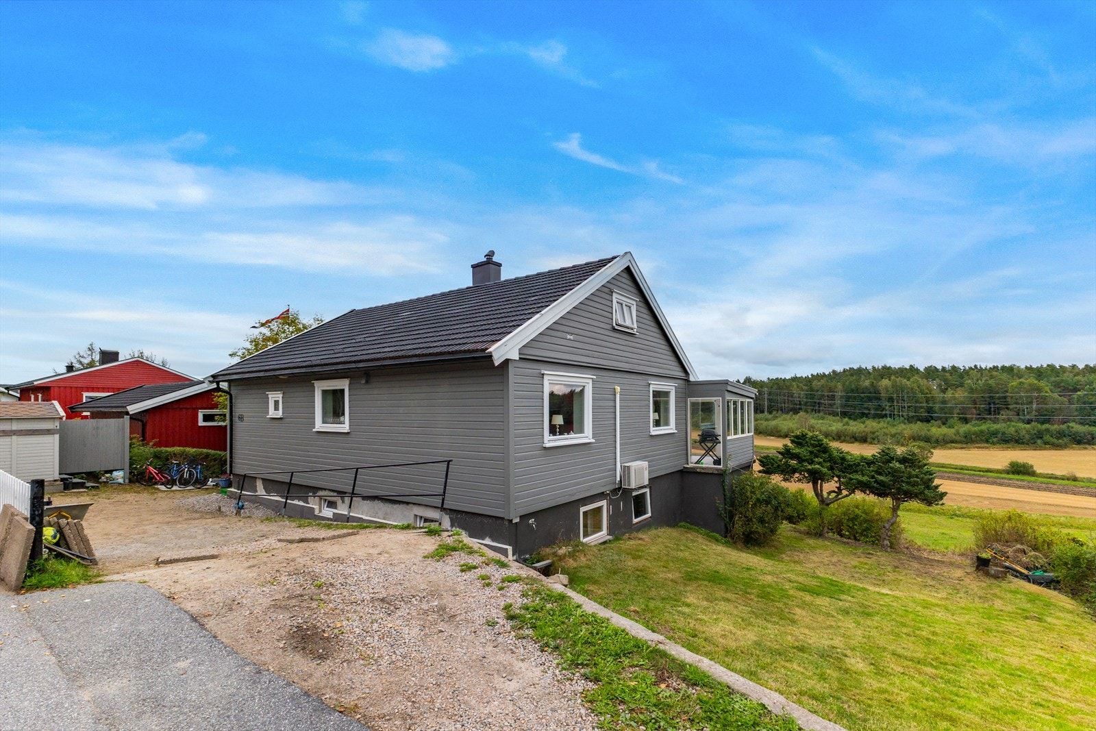 Et spennende rekkehus i et veletablert område med nærhet til det meste du måtte trenge i hverdagen. Galleribilde