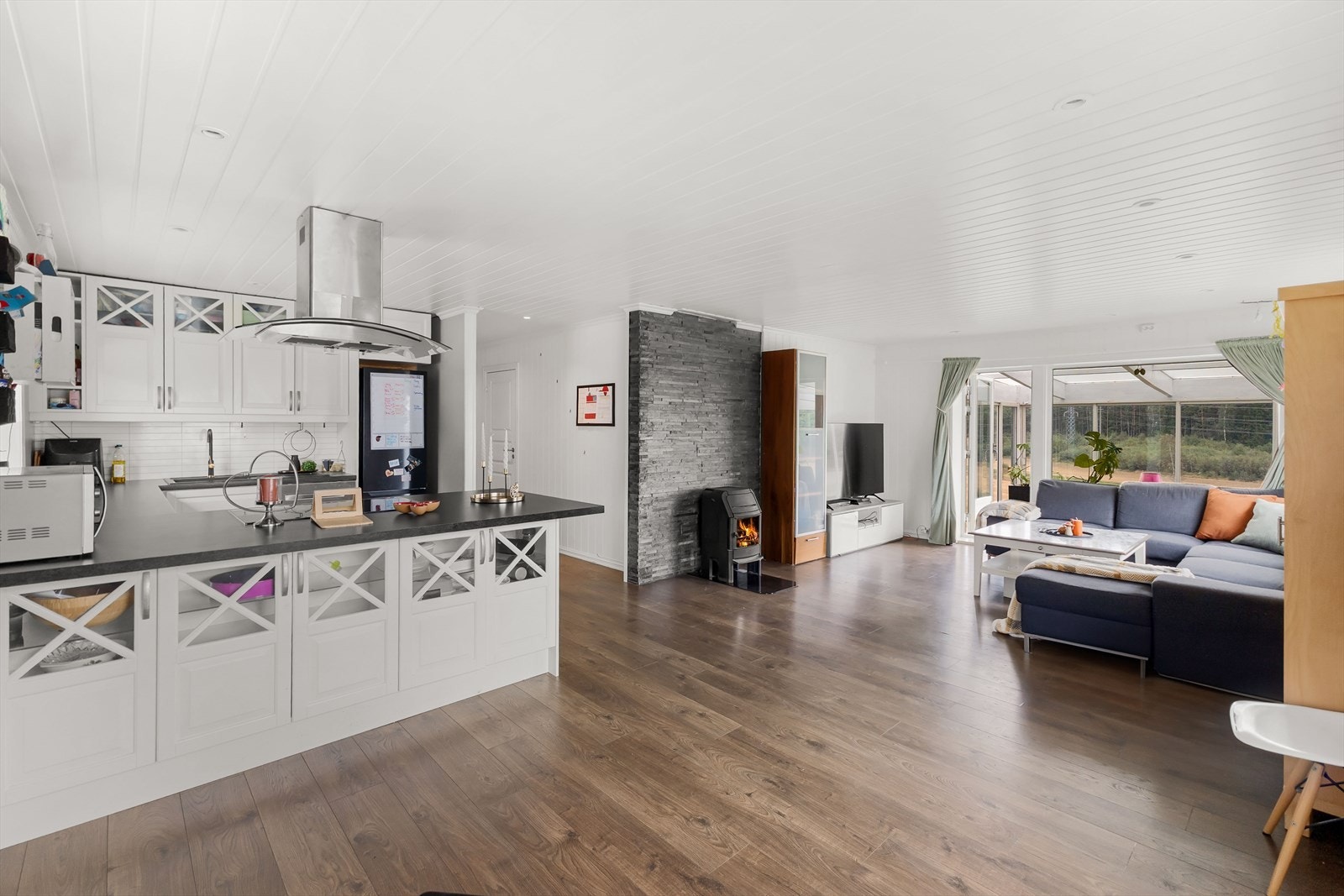 Videre er det full kjeller med blant annet boder, vaskerom og 1 innredet rom. Galleribilde