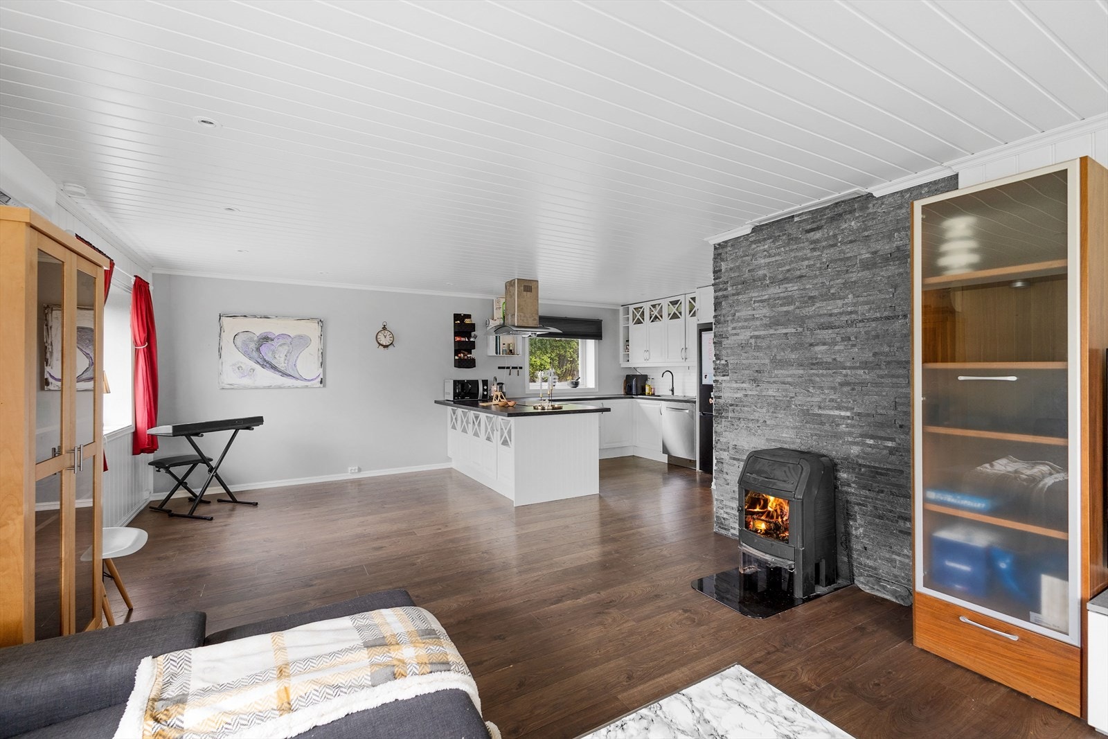 Boligen består av en romslig stue, kjøkken, bad og 2 soverom. Galleribilde