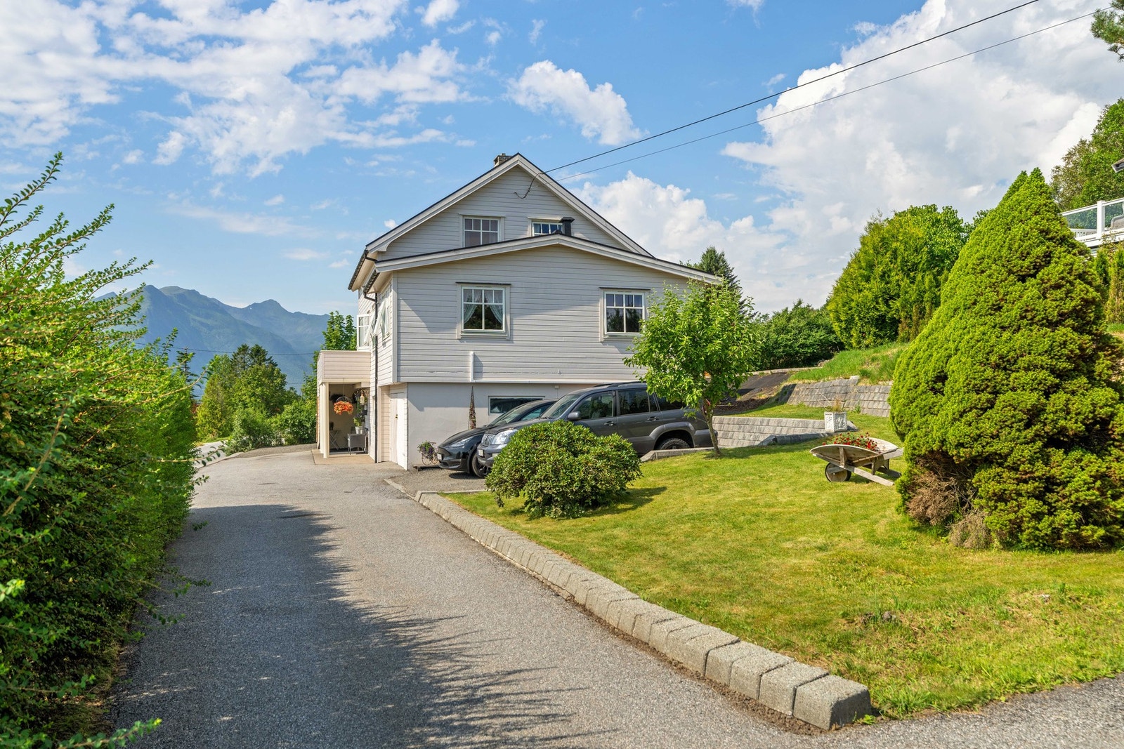 Enebolig fra 1949 med integrert garasje Galleribilde