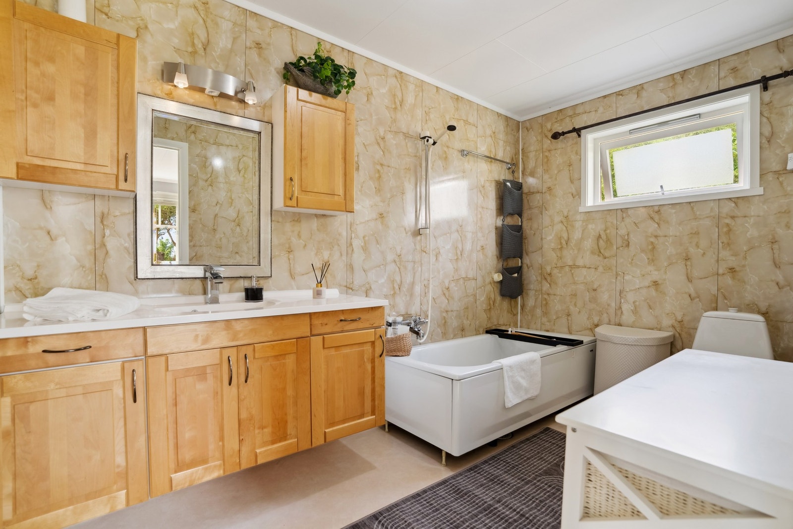 Badet har våtromsplater på vegg og belegg med varmekabler på gulv Galleribilde