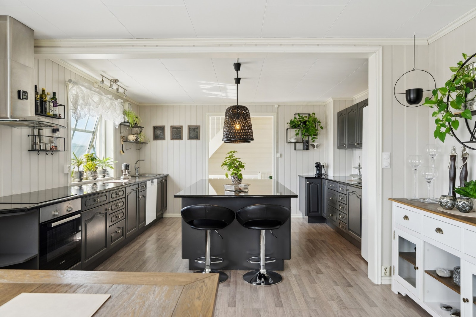 Det er integrerte hvitevarer som stekeovn, platetopp og oppvaskmaskin Galleribilde