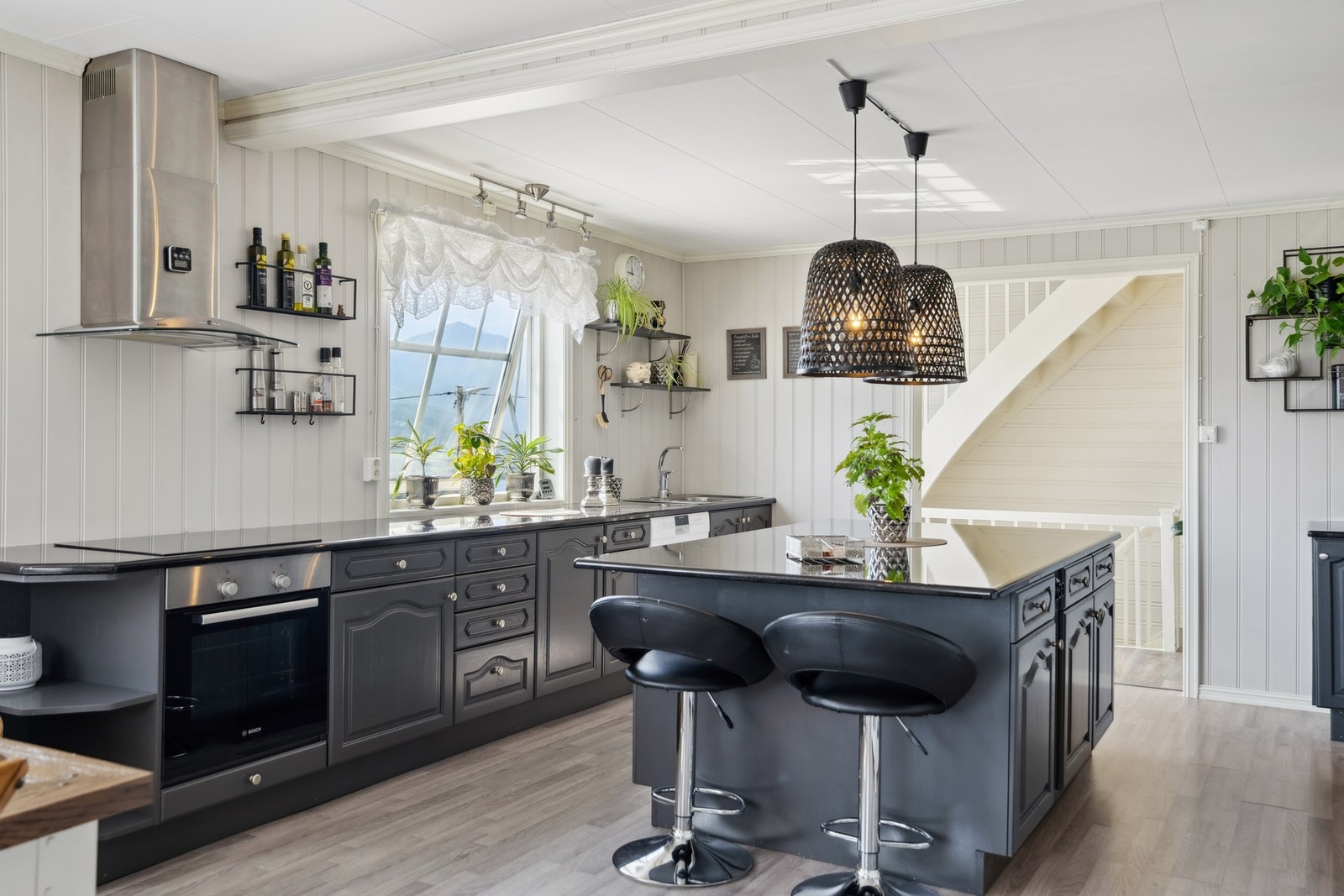 Kjøkkeninnredning fra 2015 med profilerte fronter og benkeplate i stein Galleribilde