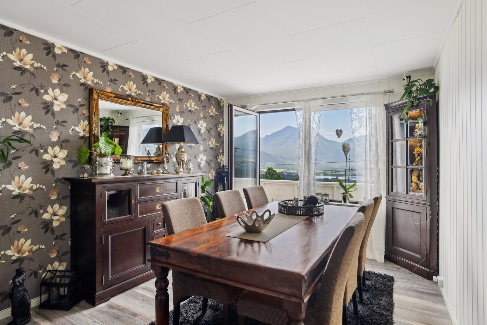 Fra stue er det utgang til en veranda og terrasse på ca. 35 kvm Galleribilde