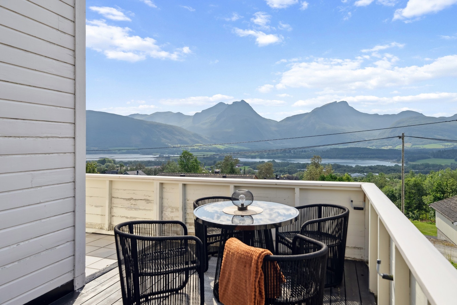 Verandaen er vendt og har flott utsikt over fjord og fjell Galleribilde