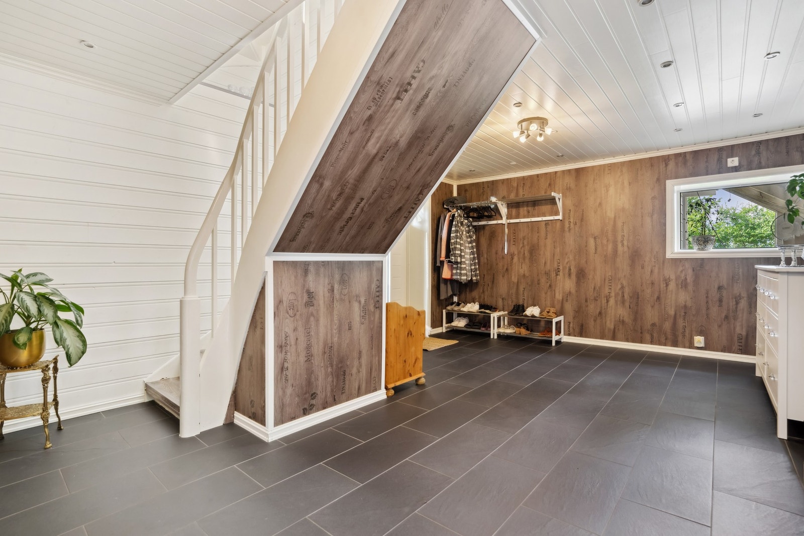 Romslig entre/gang Galleribilde