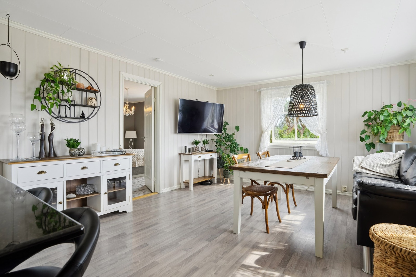 Kjøkkenet har god plass til spiseavdeling Galleribilde