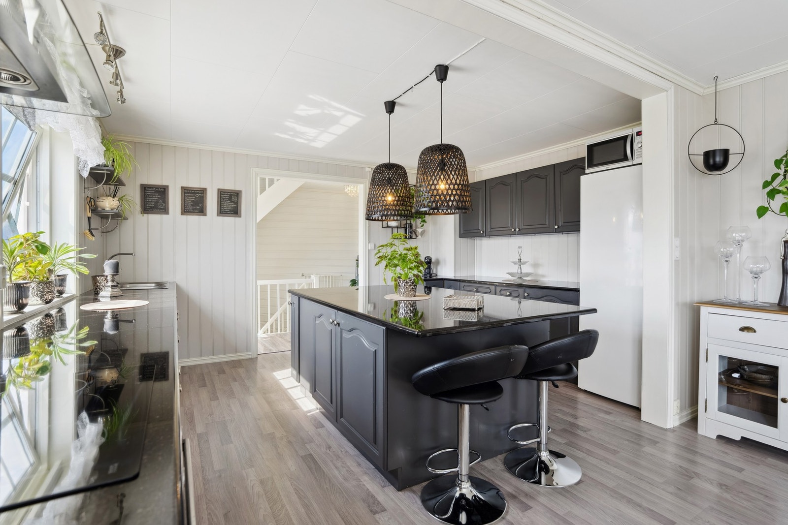 Kjøkkenet har godt med benk- og skapplass Galleribilde