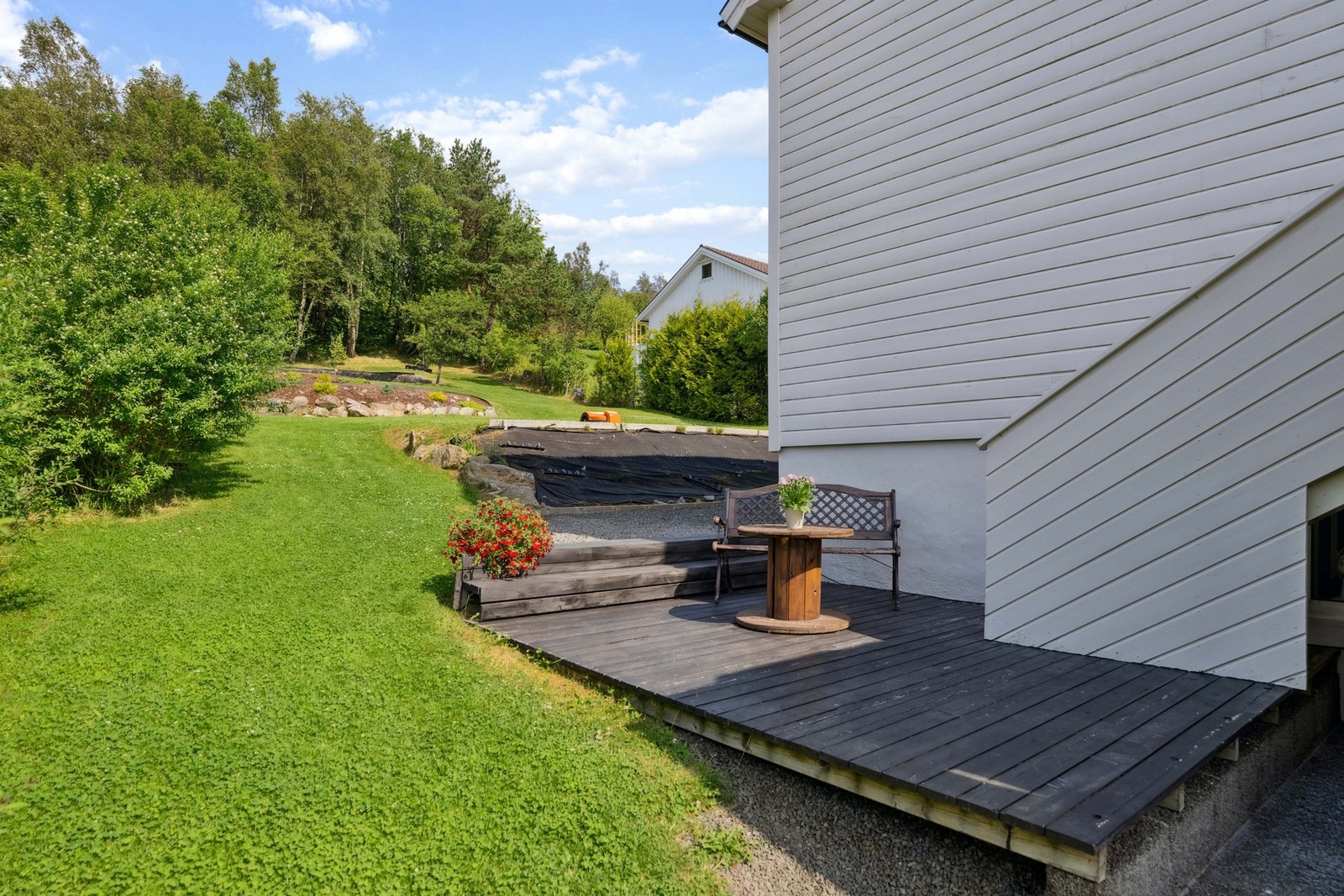 Solrik terrasse med trapp til veranda Galleribilde