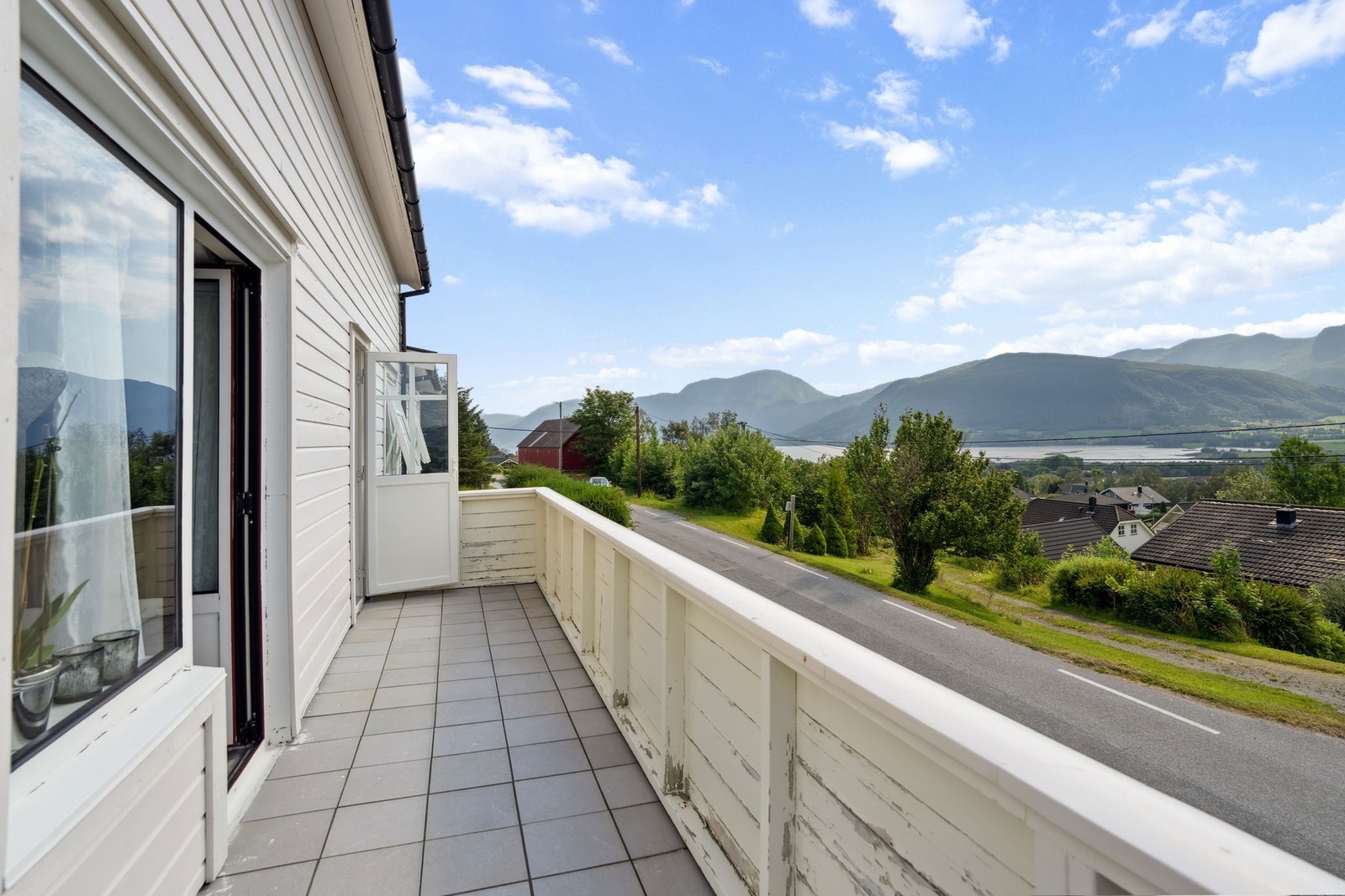 Verandaen er oppført i betong og treverk, med gulv av både terrassebord og fliser Galleribilde