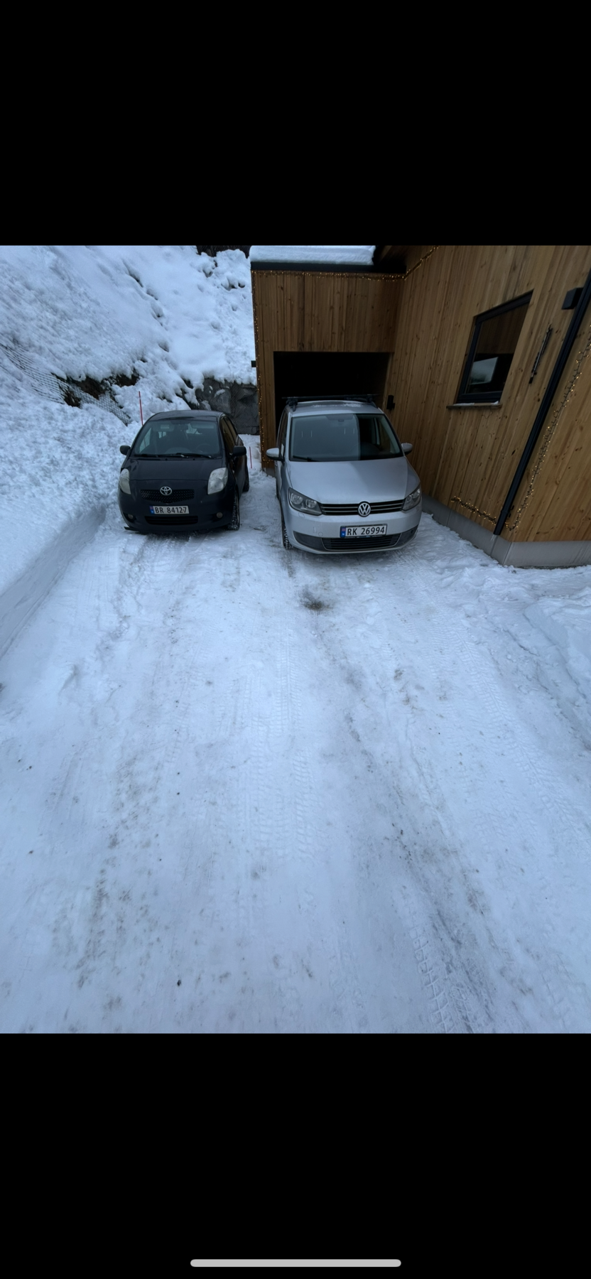 Parkering i carport og i egen innkjørsel (privat bilde) Galleribilde