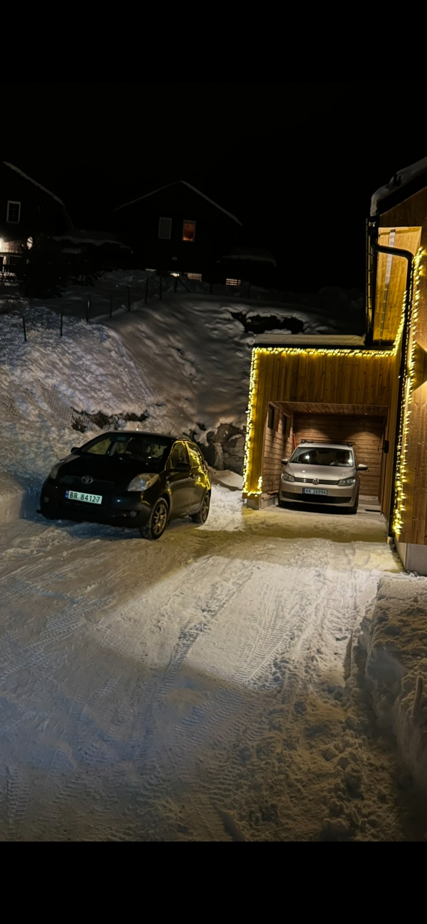 Parkering i carport og i egen innkjørsel (privat bilde) Galleribilde