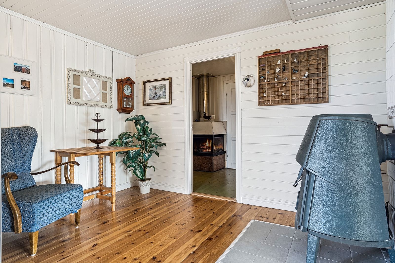 Her adkomst til gangen som fører til tre soverom, bad og entré. Vedovnen i svart og vedovnen på kjøkkenet har samme pipe. Galleribilde