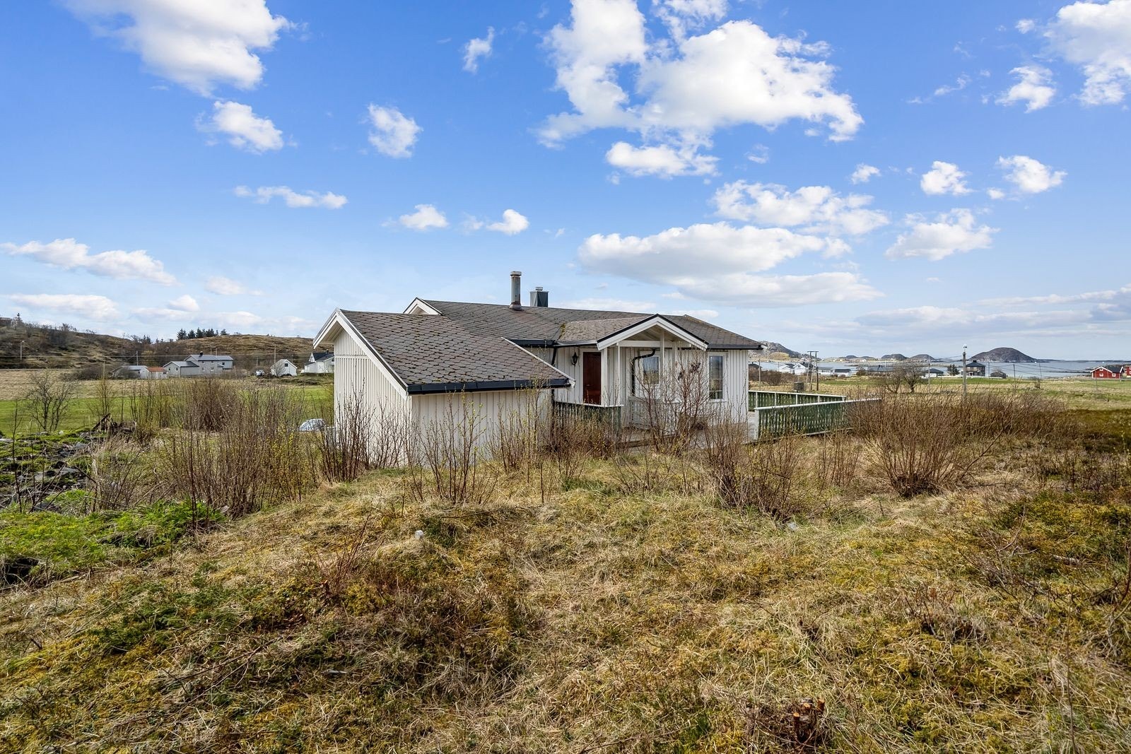 Innholdsrik hytte i et rolig område med en flott og vid utsikt mot nord og vest. Pusset opp og tilbygd i 2005. Også fin utsikt mot sør da landskapet rundt er flatt og lite kupert. Dette gjør at solforholdene er upåklagelig. Galleribilde