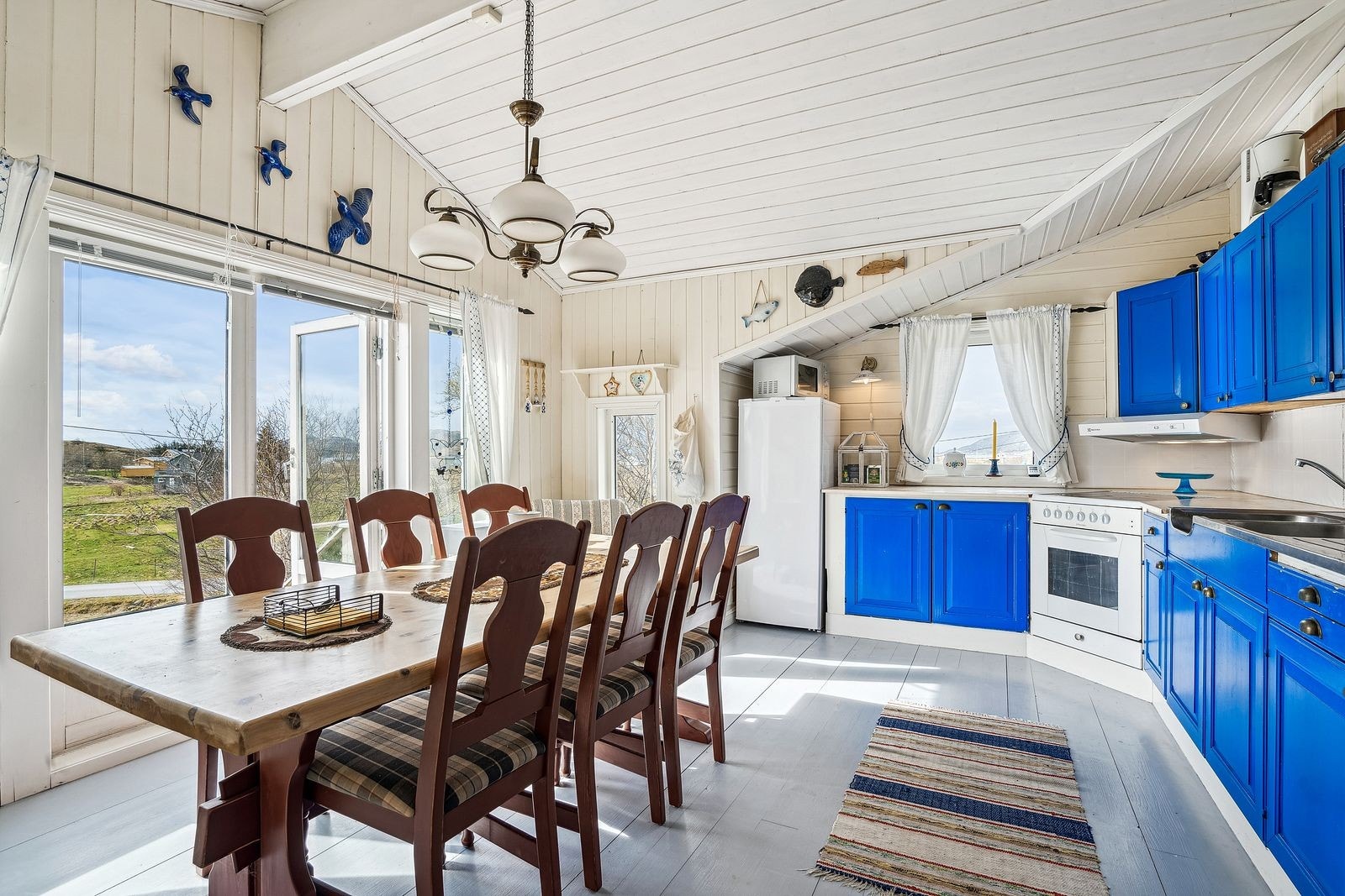 Godt med lysinnslipp i kjøkkenet, så her inne opplever man et lyst og trivelig rom. Galleribilde