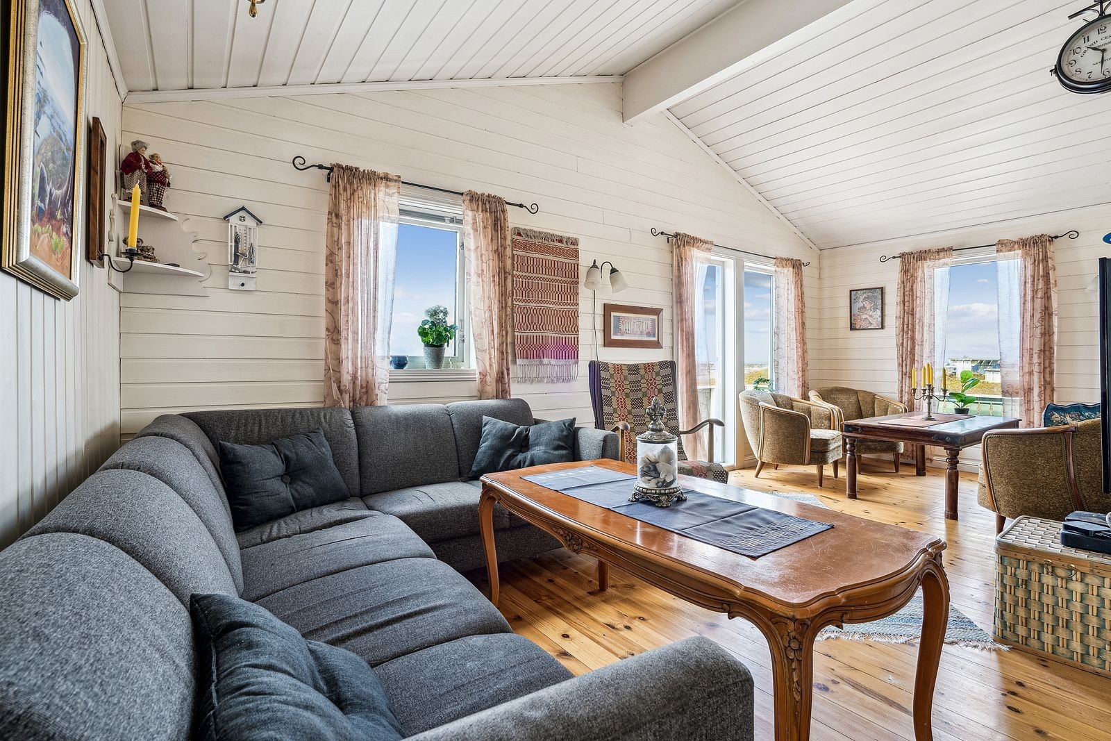 Utgang til terrassen som strekker seg langs to sider av boligen, og sammen med terrassen foran kjøkkenet har man solgang hele dagen. Galleribilde