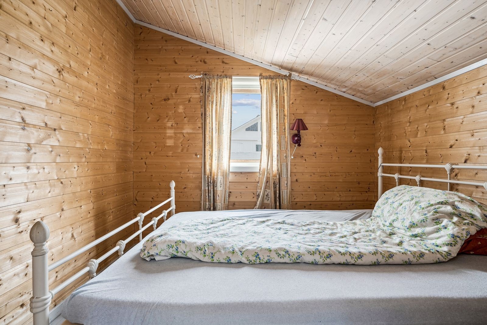 Soverom som er tilbygd i 2005 og har adkomst fra kjøkkenet. Galleribilde