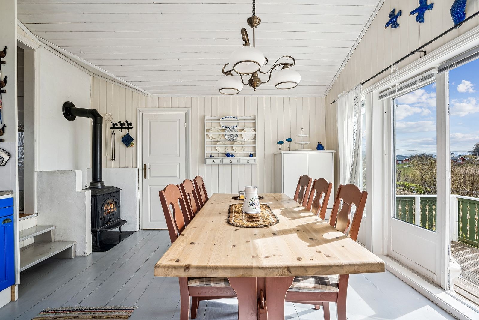 Døra rett frem fører inn til det ene soverommet, tilbygd i 2005. Galleribilde