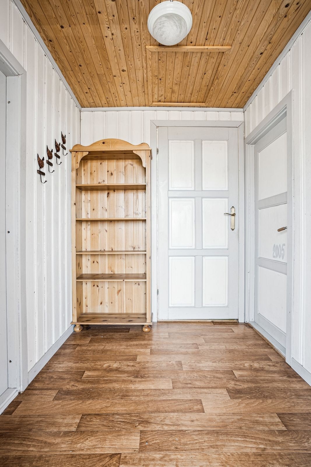 Entré med god plass for oppbevaring av yttertøy og sko. Galleribilde