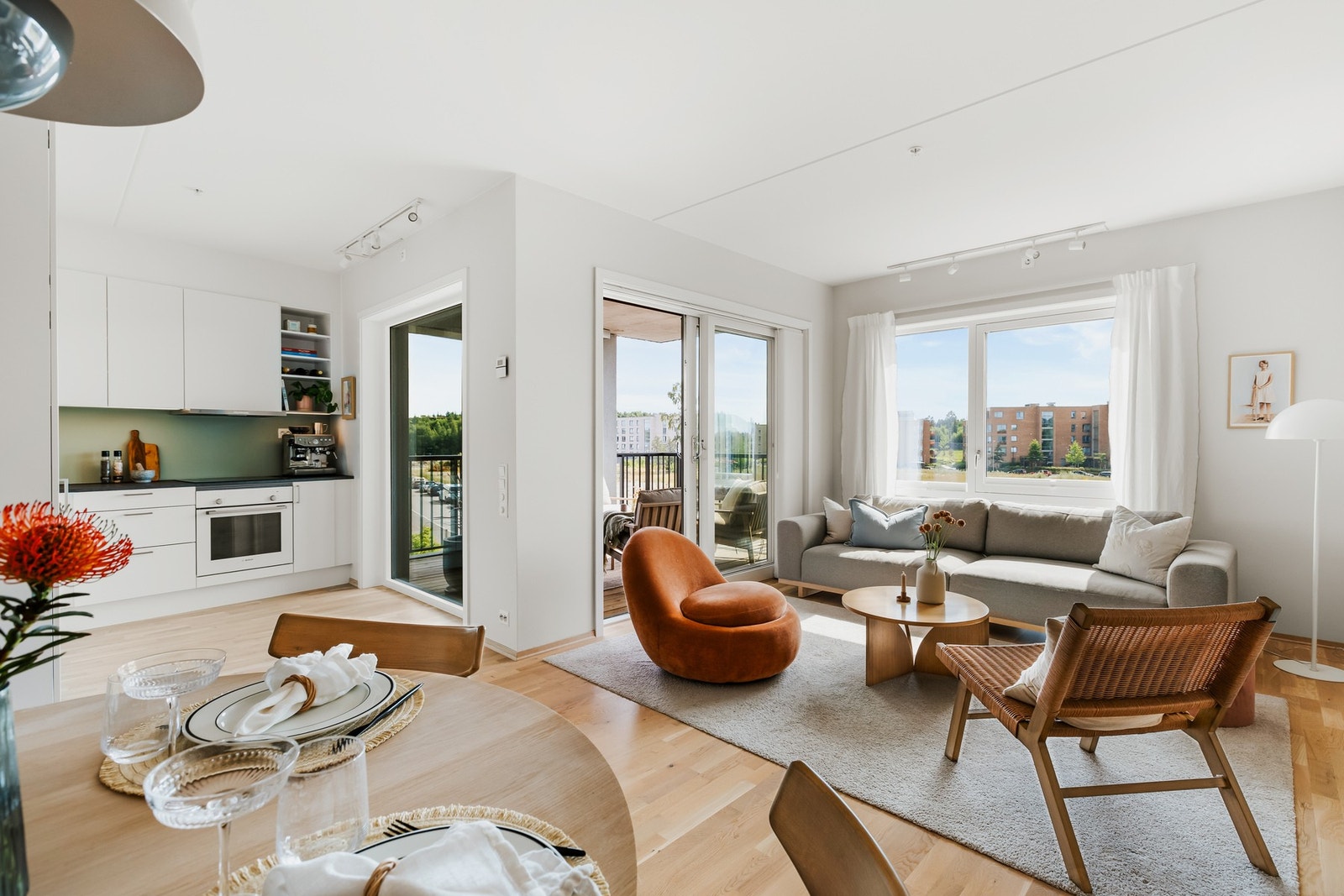 Leligheten varmes opp av vannbåren gulvarme i bad, gang stue og kjøkken. Galleribilde