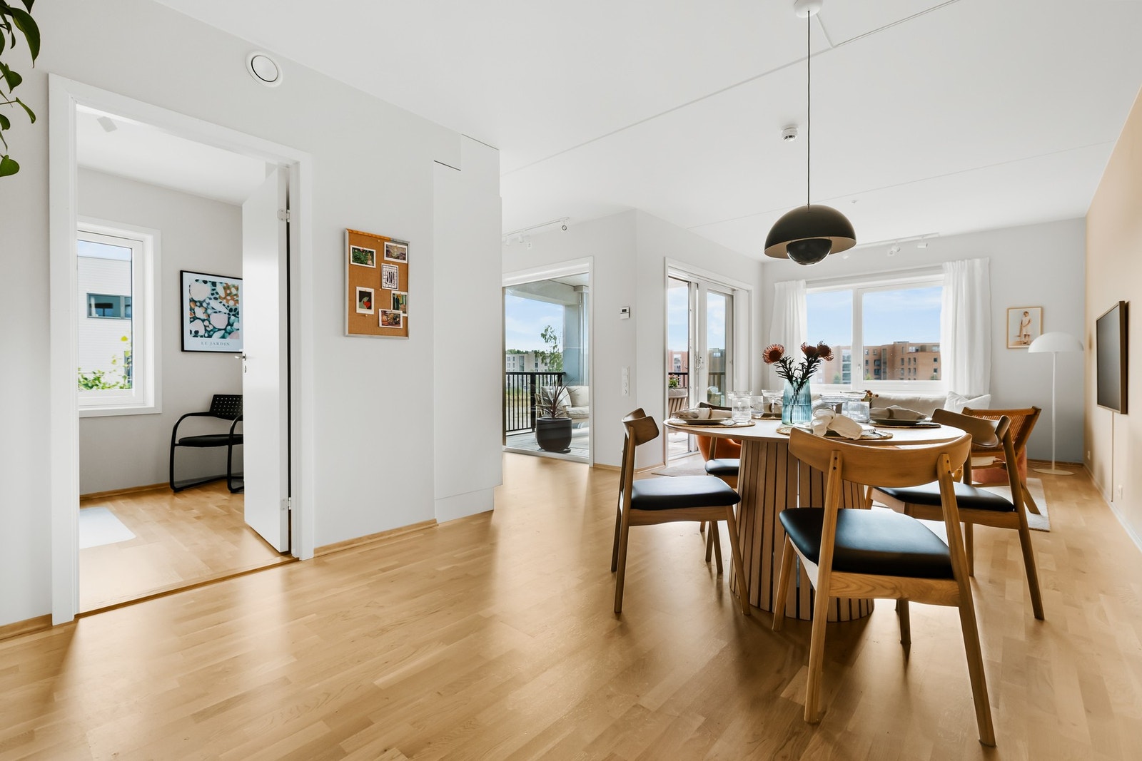 Leligheten har 91 kvm. Store vinduer gir rikelig med dagslys. Galleribilde