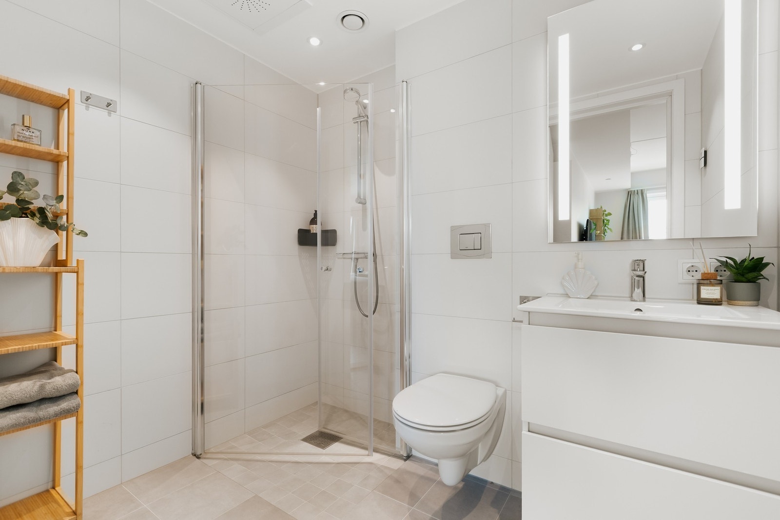 Flislagt gulv med elektriske varmekabler. Takstmannen har foretatt kontroll av fallforhold på våtrommet ved hjelp av en punktlaser, målt ca 35 mm fra ferdig overflate gulv ved dør til overkant sluk Galleribilde