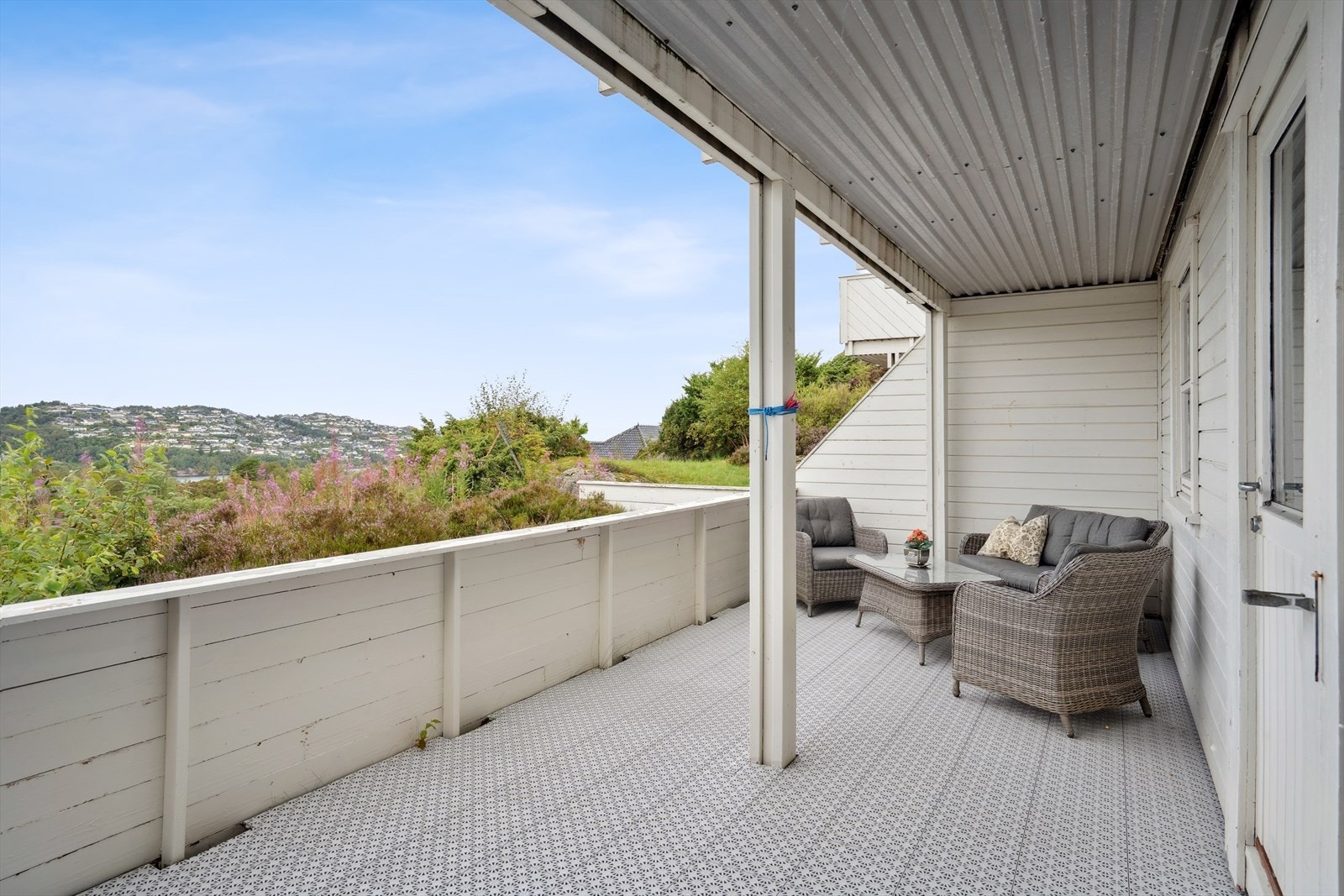 Fra stuen er det utgang til en terrasse på hele 21 kvadratmeter Galleribilde