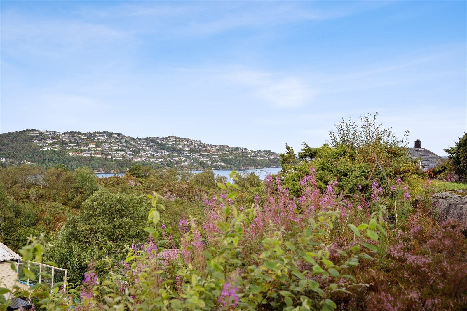 Fra terrassen kan man nyte den flotte utsikten Galleribilde