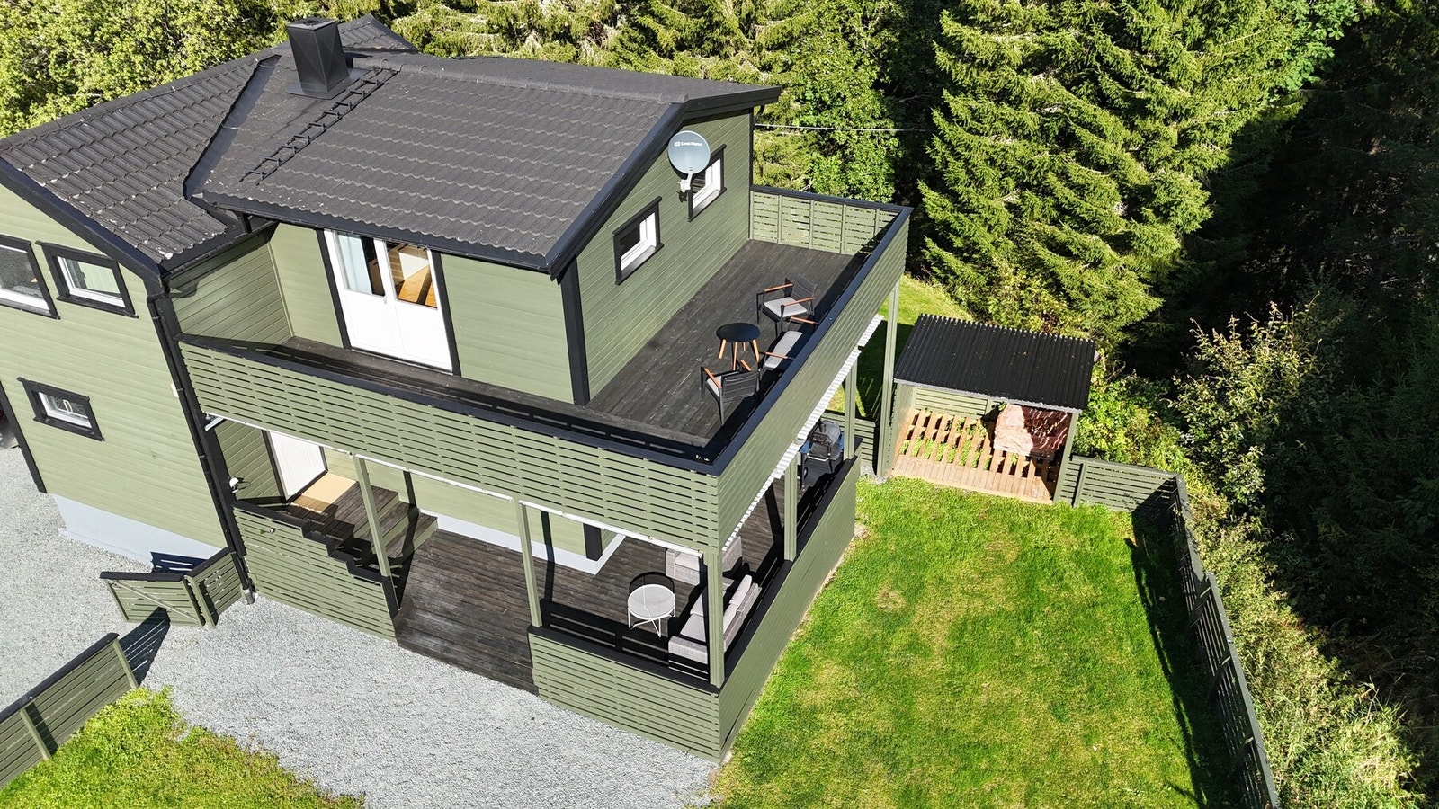 Hovedhuset har store terrasser i to plan Galleribilde