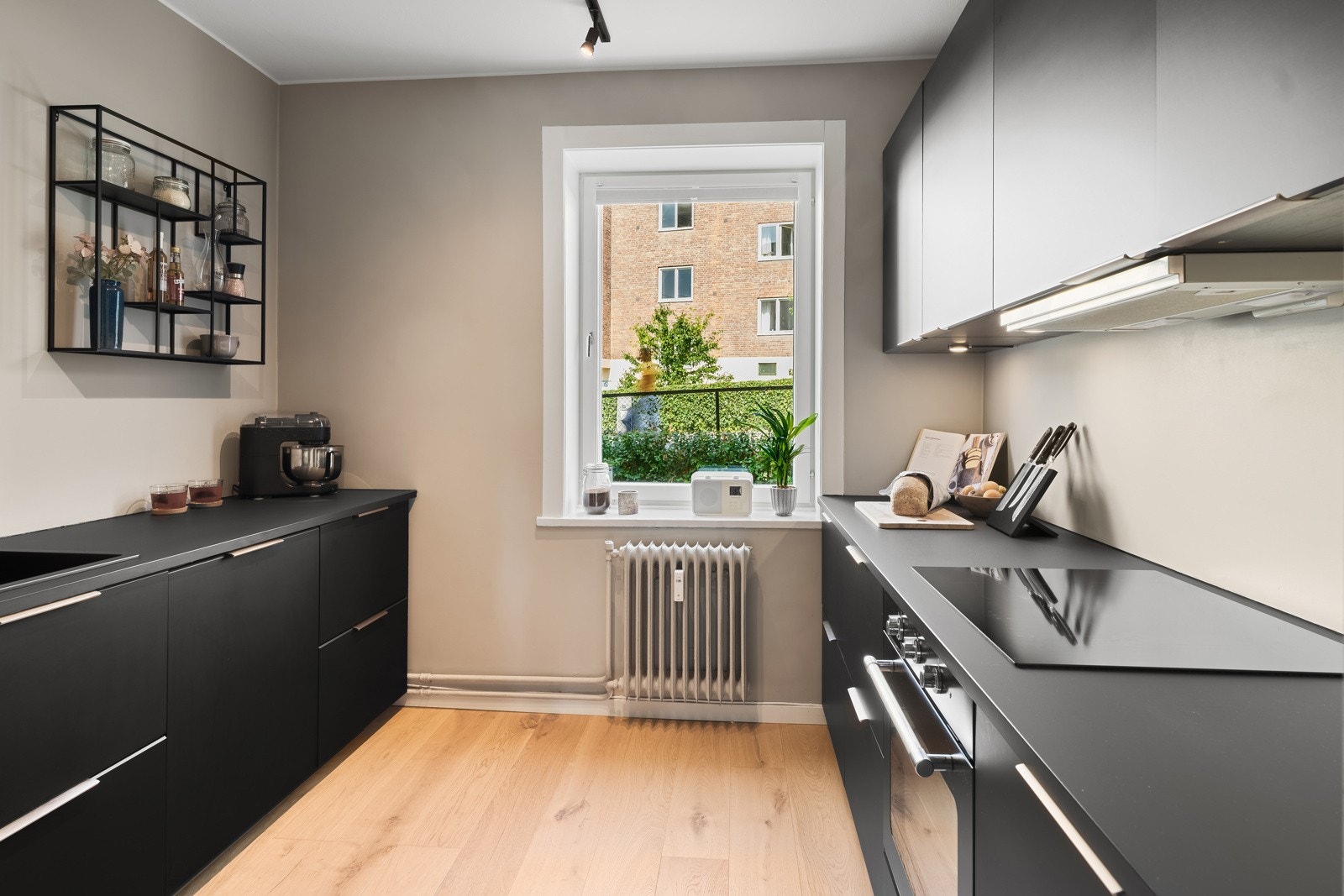 Videre byr leiligheten på et stilig kjøkken i eget rom. Leiligheten blir oppvarmet med vannbårne radiatorer (fjernvarme). Galleribilde