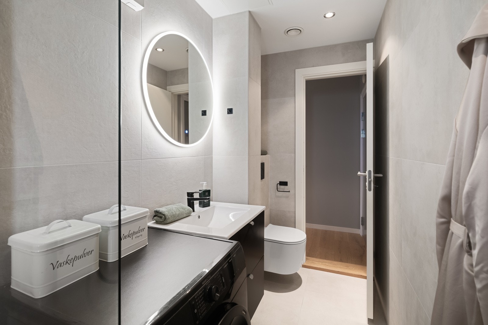 Badet er fornyet med nye fliser, dusjdører, garnityr, servant og speil i 2021. Et lekkert badeværelse med moderne detaljer! Galleribilde