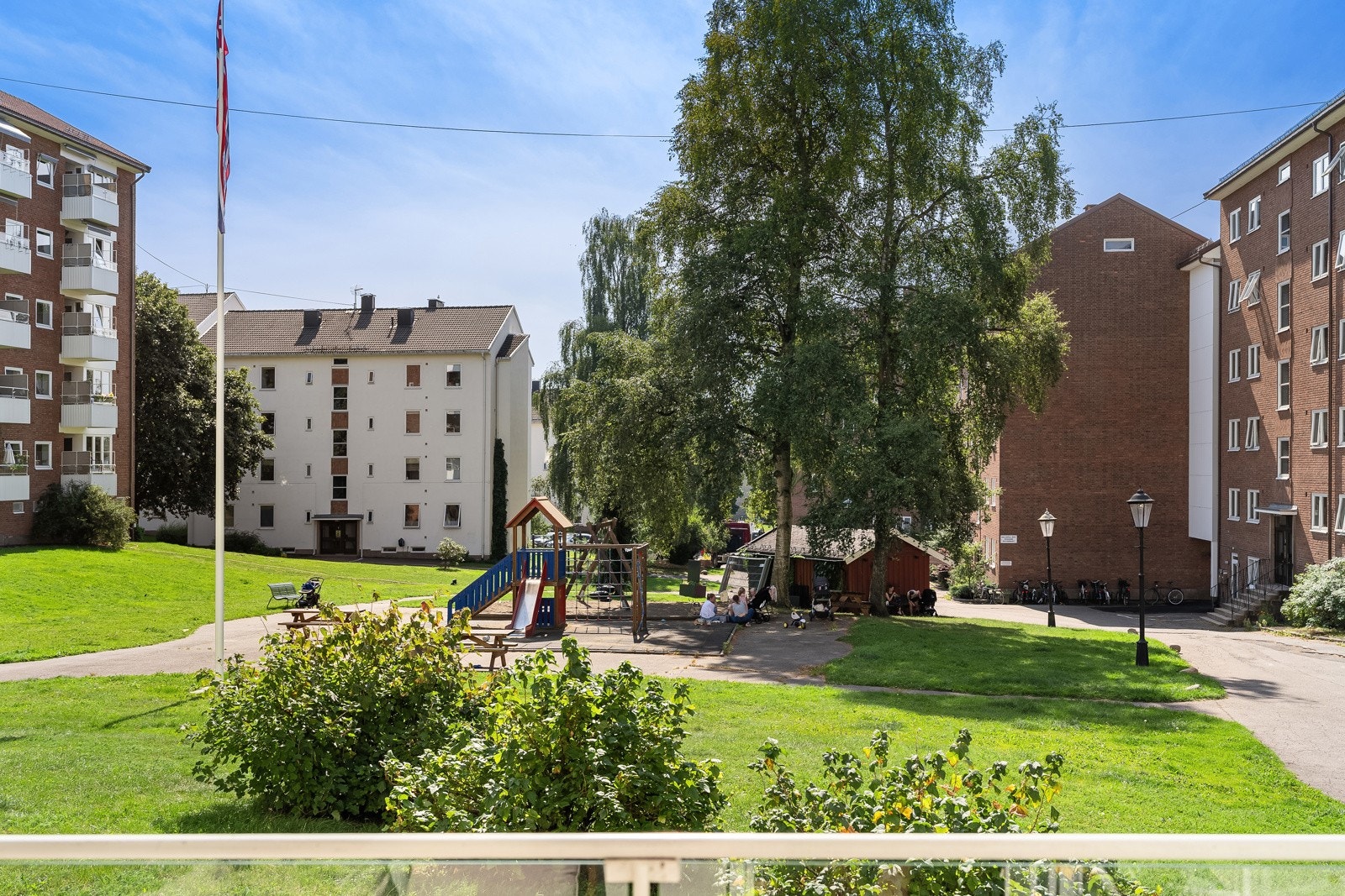 Borettslaget er kjent for sin trivelige bakgård mellom byggene. Galleribilde