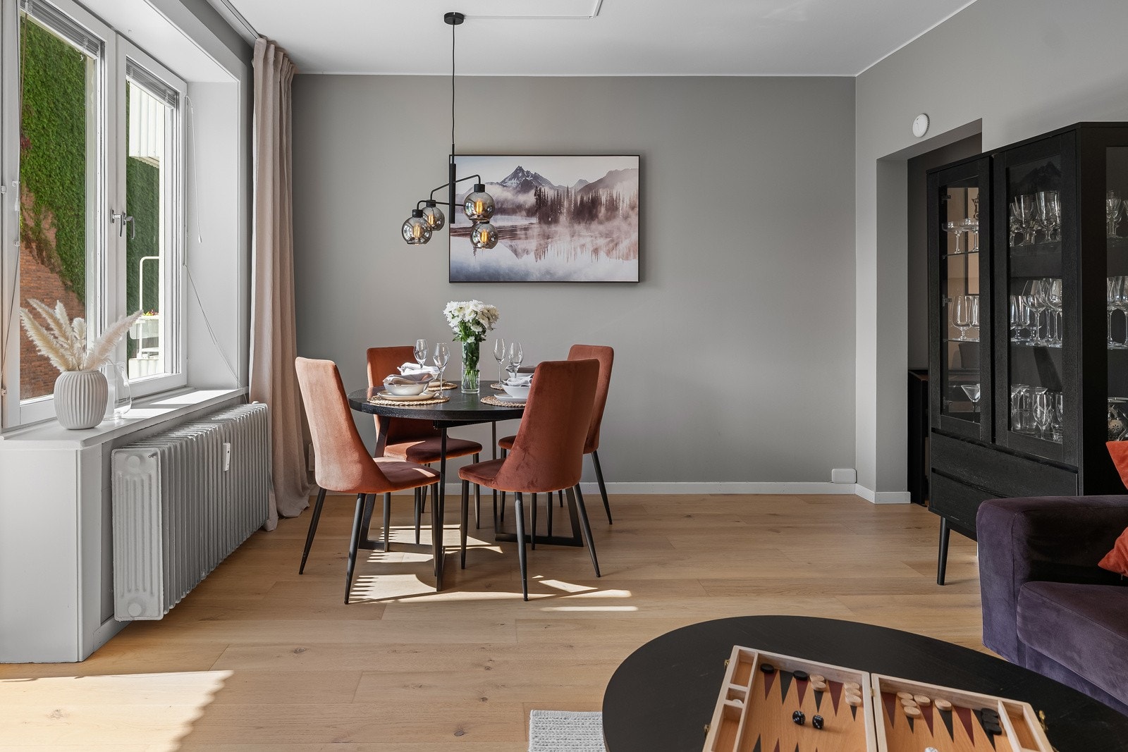 Praktisk utformet stue med god plass til både spisebord og sofakrok. Internett fra OBOS (fiber) er inkludert i felleskostnadene. Galleribilde