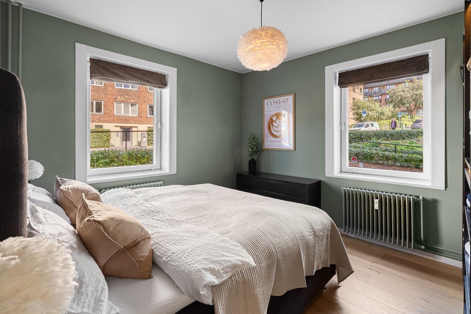 Romslig hovedsoverom med god plass til både dobbeltseng.. Galleribilde