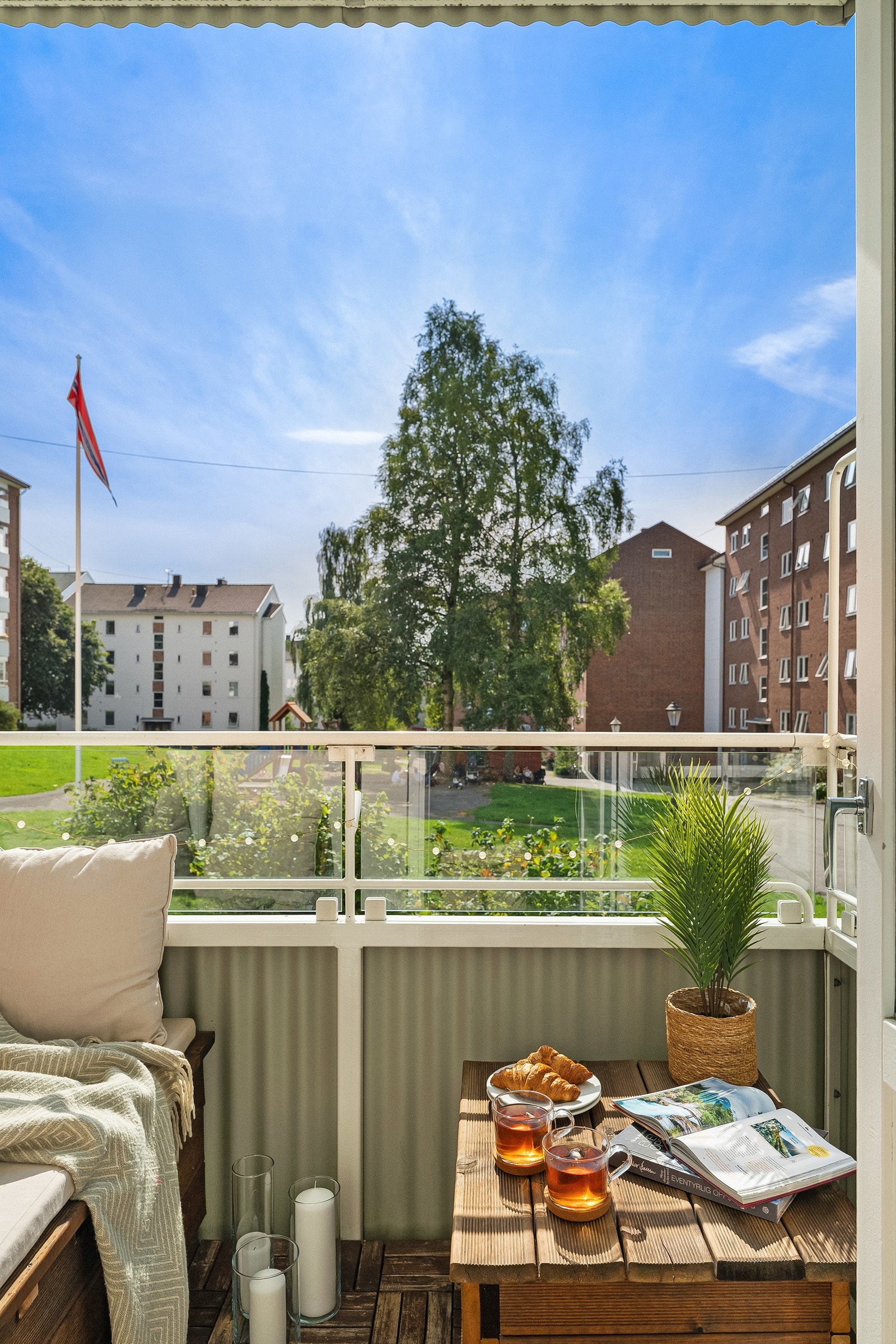 Balkongen er på ca. 3,4 kvm og vender mot syd. Sol til ca. 13:30 Galleribilde