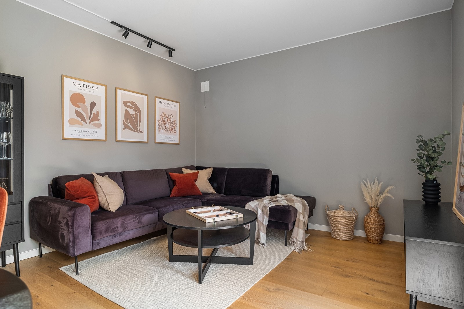 Stuen er malt i lyse, moderne farger som fremhever den gode romfølelsen. Galleribilde