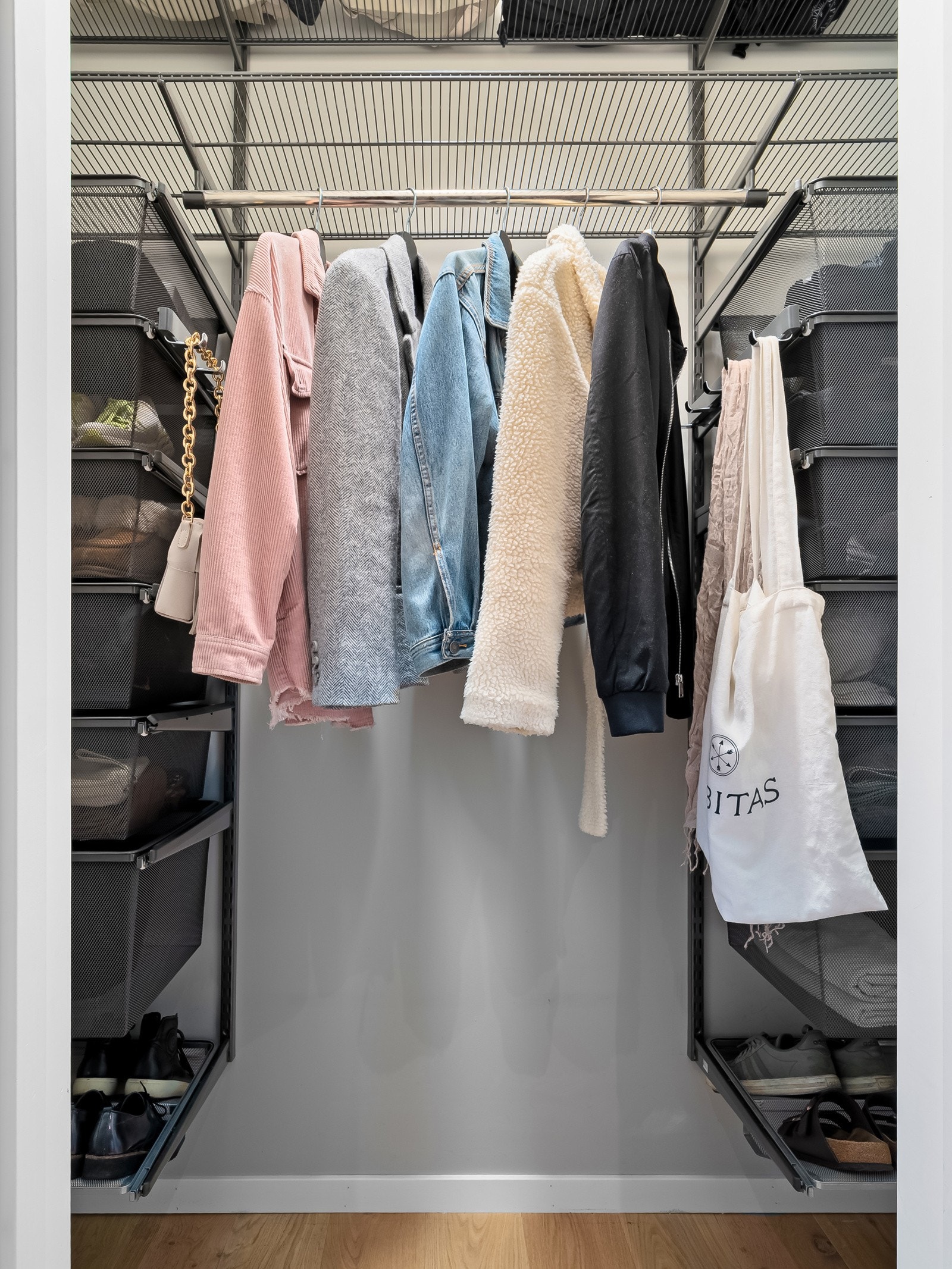 Innvendig walk-in-closet - perfekt for lagring av sesongklær, yttertøy osv. Galleribilde