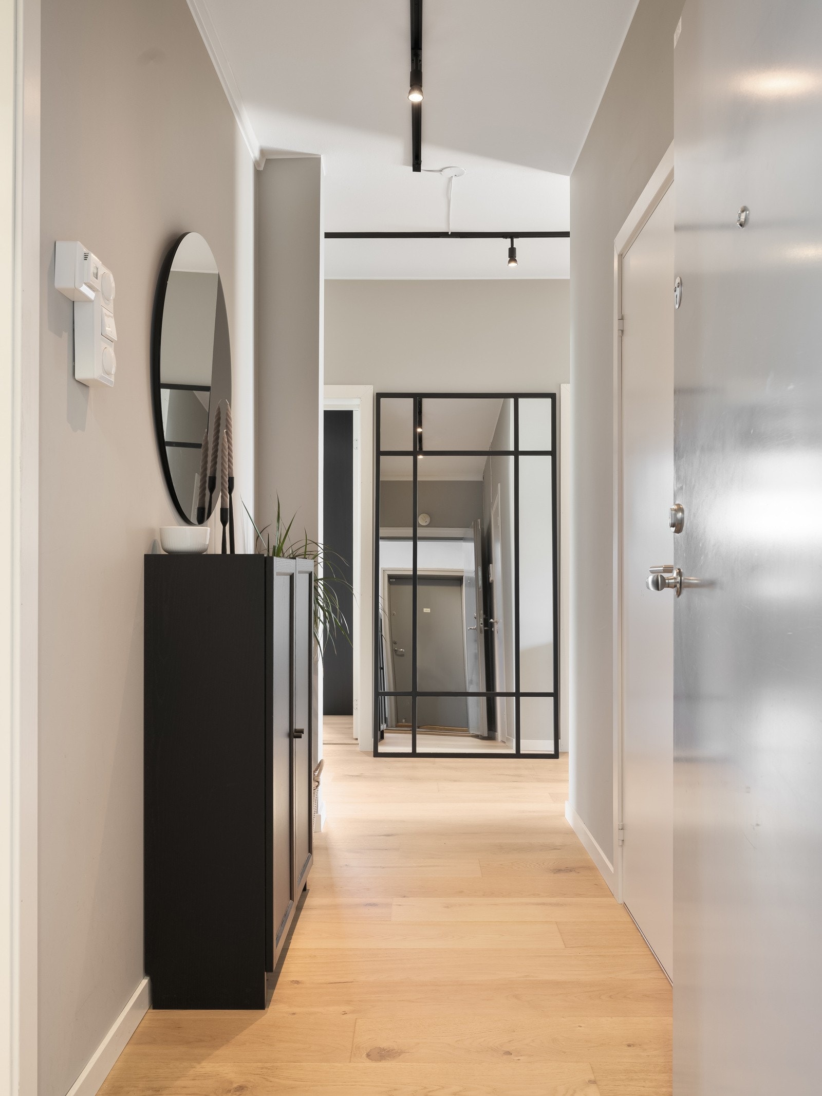 Boligen har en romslig entré med god plass til oppbevaring. Tilknyttet gangen er det et innvendig walk-in-closet med rikelig med oppbevaringsplass for ytterklær, sesongklær mm. Galleribilde