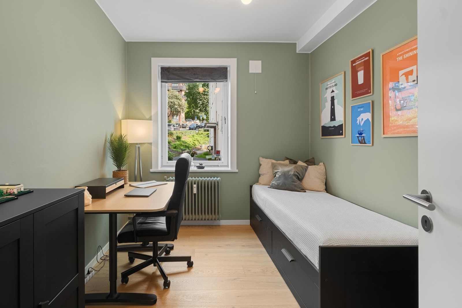Gjesterommet byr på god plass til både seng, kontorpult, kommode/garderobeskap. Galleribilde