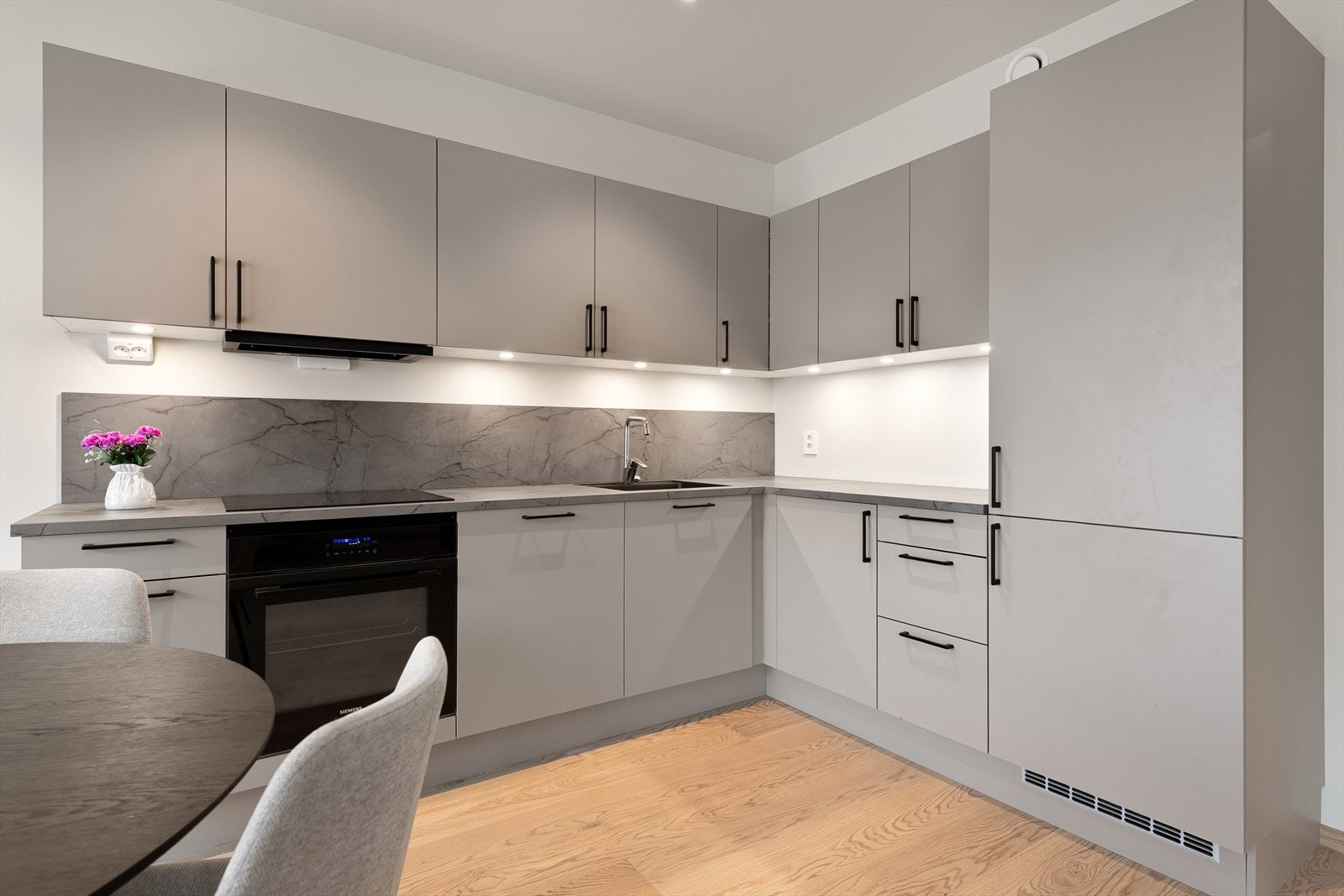 Kjøkkeninnredning holder høy kvalitet og har integrerte hvitevarer: stekovn, koketopp, oppvaskmaskin og kjøl/frys. Galleribilde