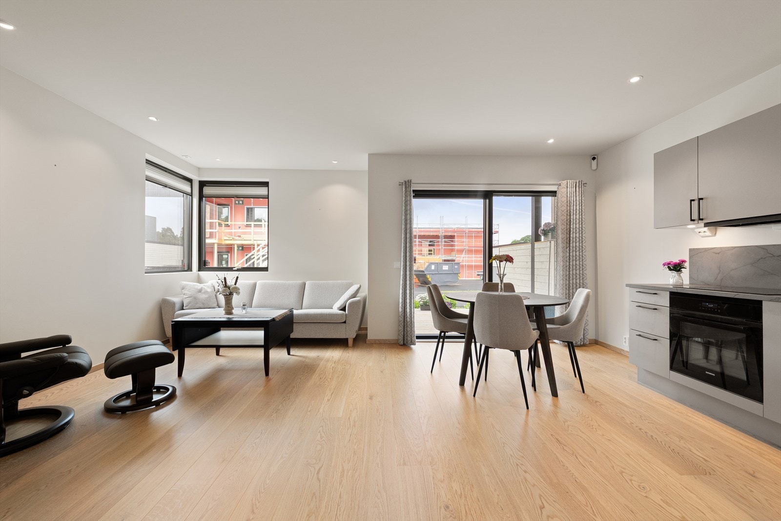 Stue/kjøkken med god plass til spisestue og sofamøblement. Galleribilde